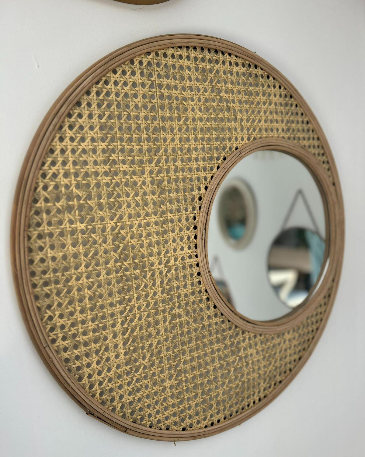 OGLINDĂ DE PERETE ratan naturală rotundă 60 cm Palau - bej/culoare naturală, material plastic (60/60/2cm) - Beliani