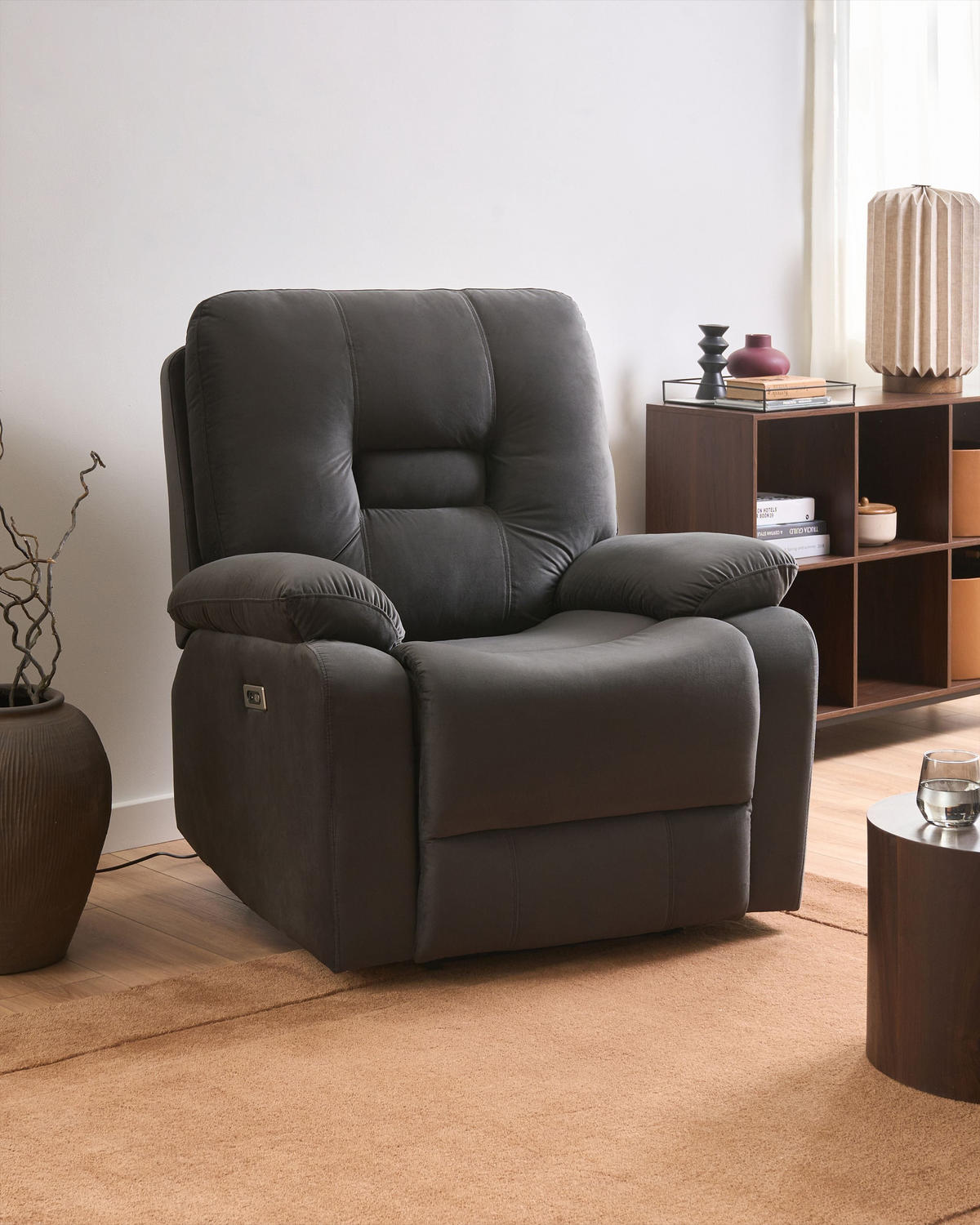 ELEKTRISCHER FERNSEHSESSEL Samtstoff Dunkelgrau Bergen - Dunkelgrau, Textil (85/101/74cm) - Beliani