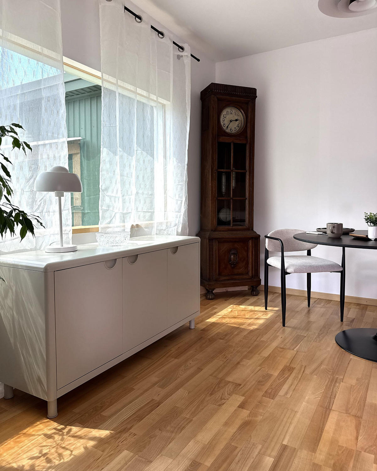 SIDEBOARD se 3 dveřmi Světle béžový Korvo - béžová, kov (140/70/42cm) - Beliani