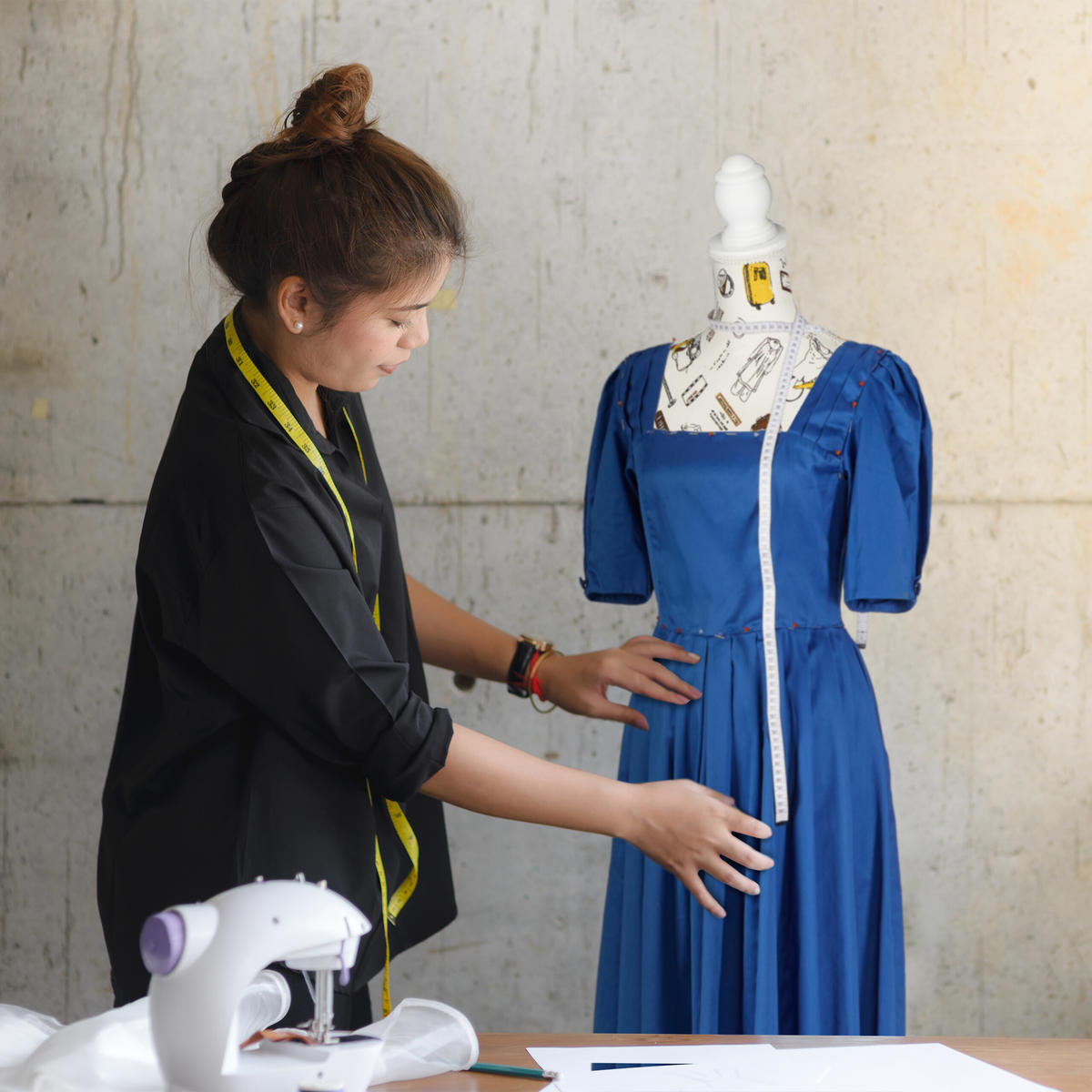 KRAJČÍRSKA busta - viacfarebná, drevo/textil (41/34cm) - Relaxdays