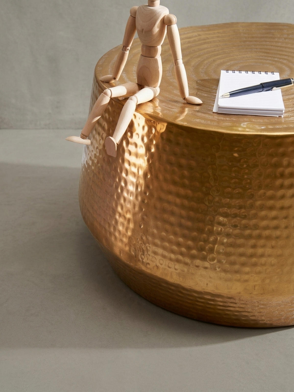 COUCHTISCH orientalisch Aluminium Hammerschlagstruktur mit praktischer Ablage, Gold 60x60x36 cm - Goldfarben, Metall (60/60/36cm) - KADIMA DESIGN