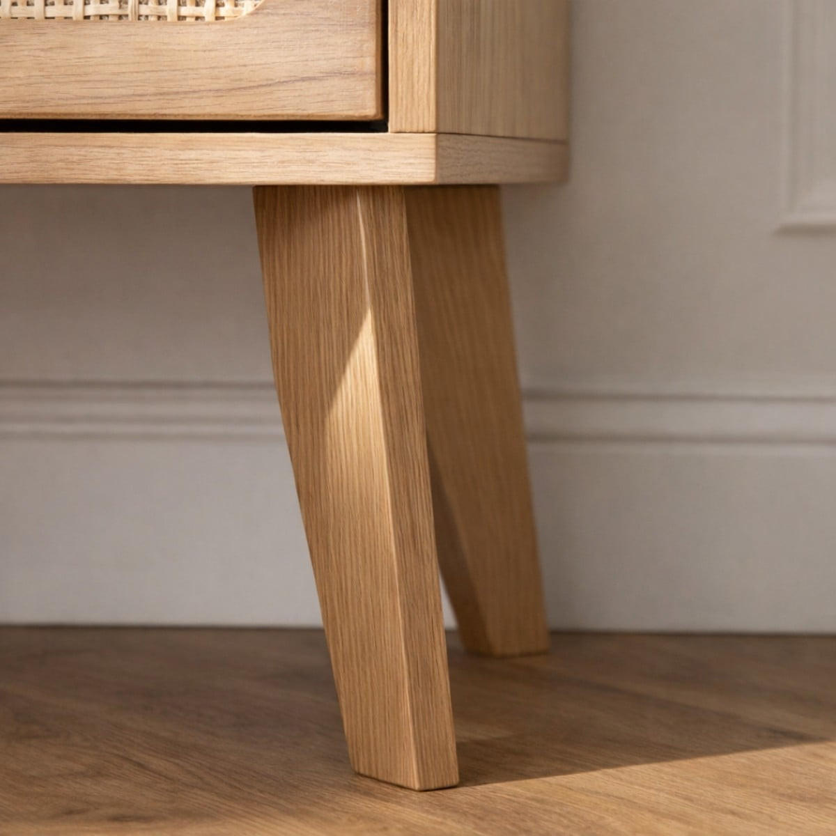 NACHTTISCH mit 2 schubladenrattanfronten und holzdekorbeinen alia 45/29/56 cm - Eschefarben, Holzwerkstoff (45/56/29cm) - Calicosy