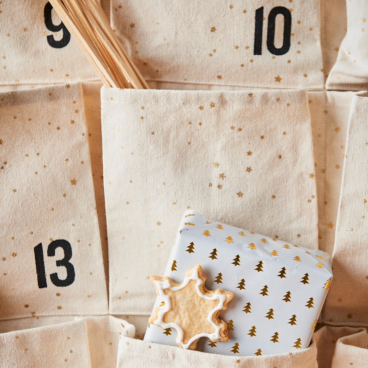 ADVENTSKALENDER Santa Is Coming - Beige/Goldfarben, Textil (71/71/123cm) - Butlers
