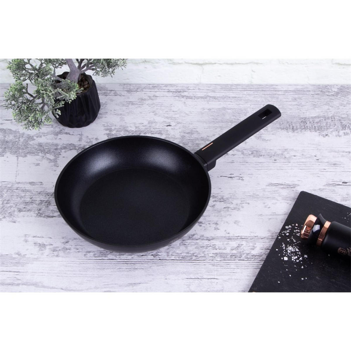 TITAN-BRATPFANNE 24 cm Monaco 35556 - Schwarz, Metall (24cm) - Berlinger Haus