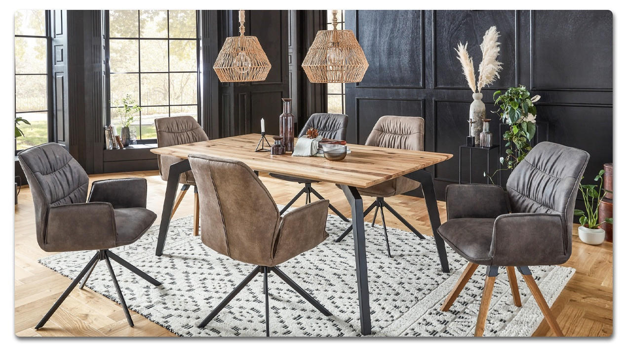 esstisch aus eiche mit Stühlen in einem großen Esszimmer