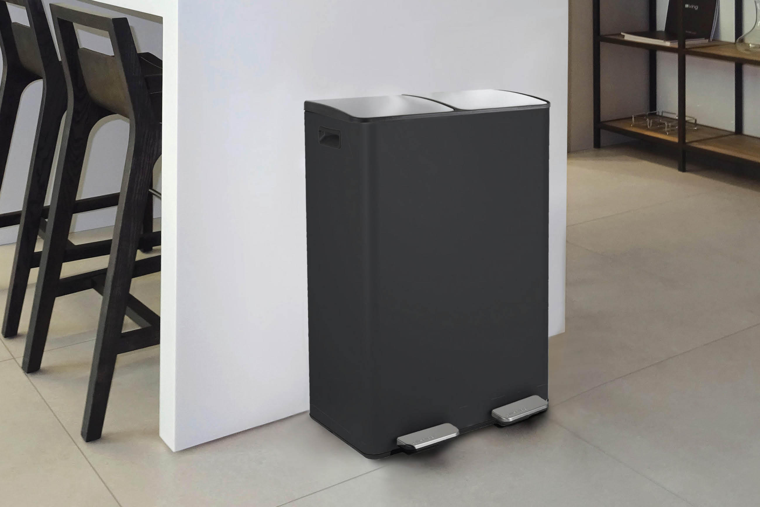 Ein schwarzer Mülleimer von Spirella steht neben einer Küchenarbeitsplatte.