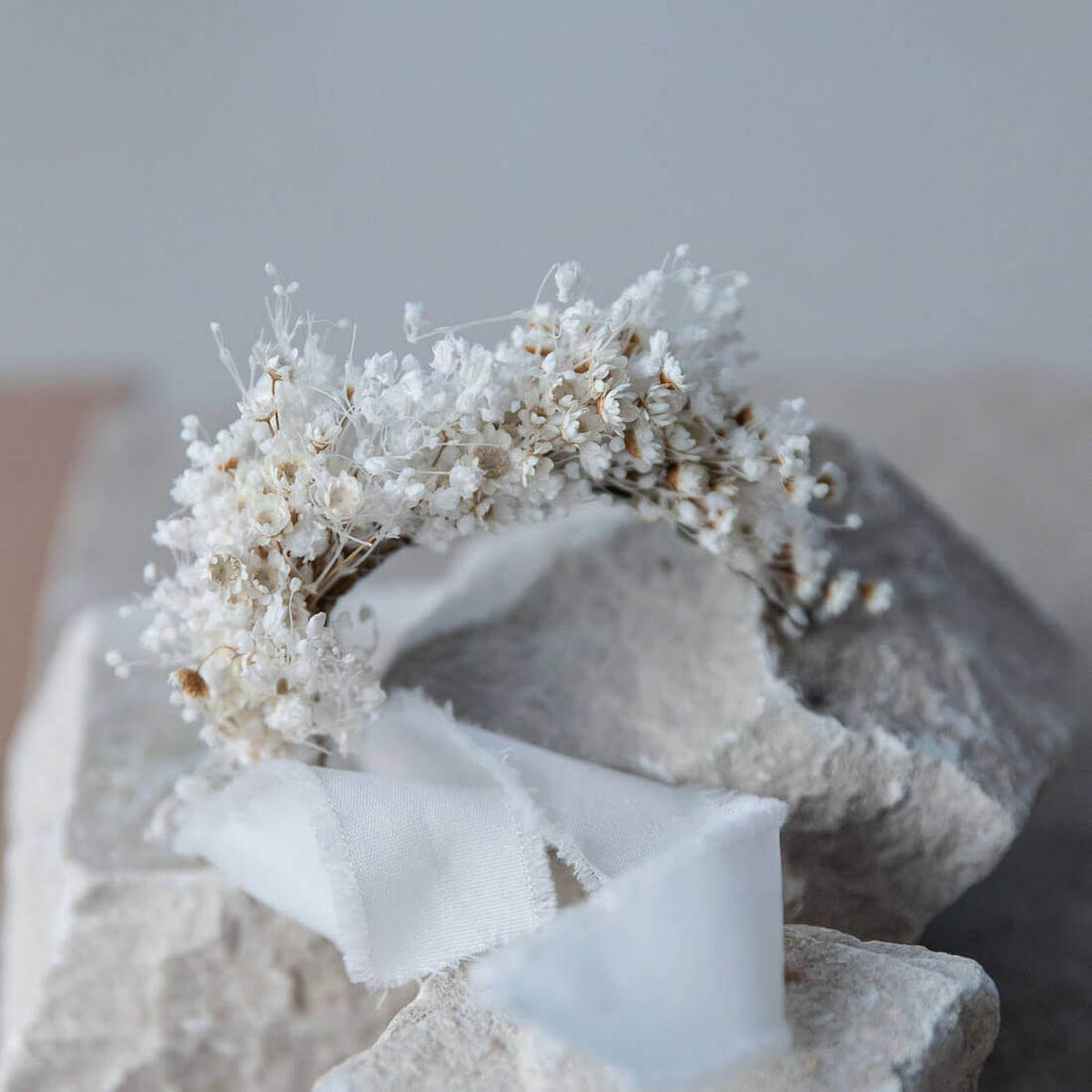 ARMBAND Trockenblumen weiß - weiß / Schleierkraut - Weiß, Naturmaterialien (15cm) - Lykke & You