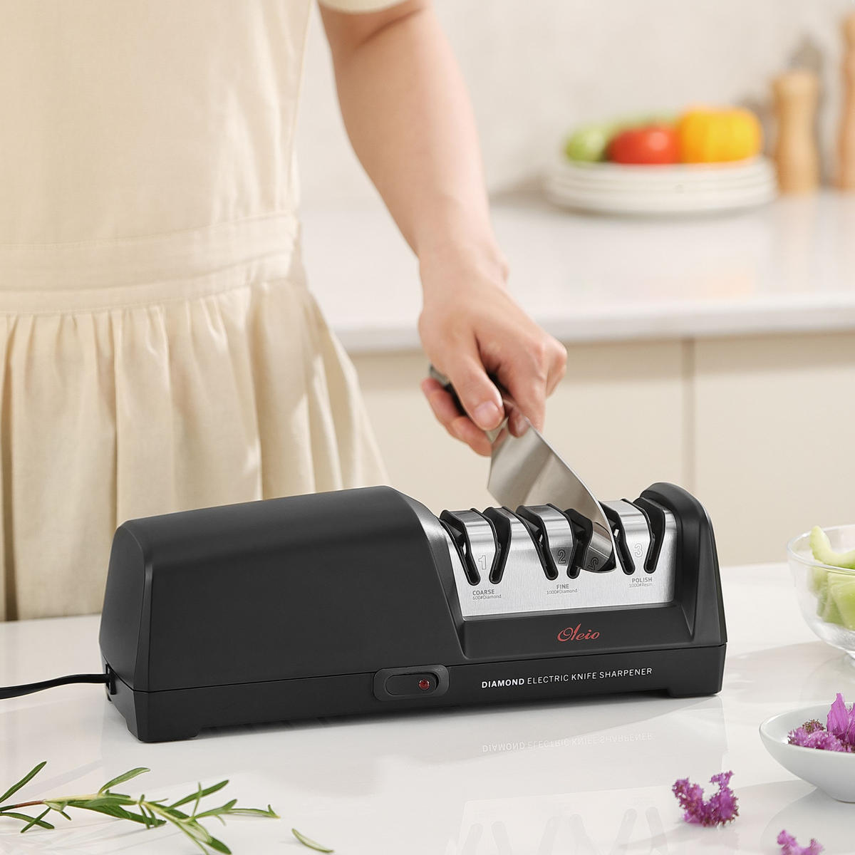 ELEKTRISCHER MESSERSCHÄRFER 3-STUFEN - Graphitfarben, Kunststoff - Oleio