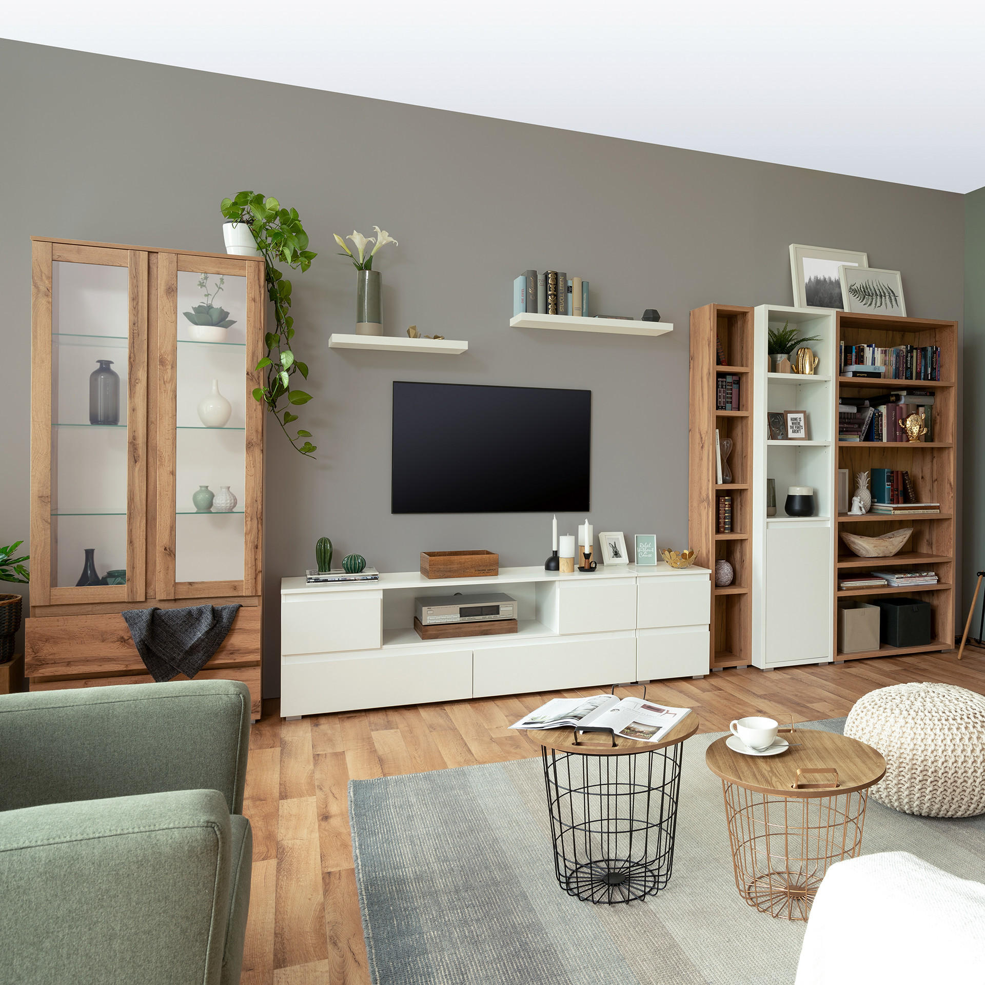 obývacia zostava Image 50 - biela komoda pod TV, presklená vitrína z dreva, otvorené regály, biele nástenné police