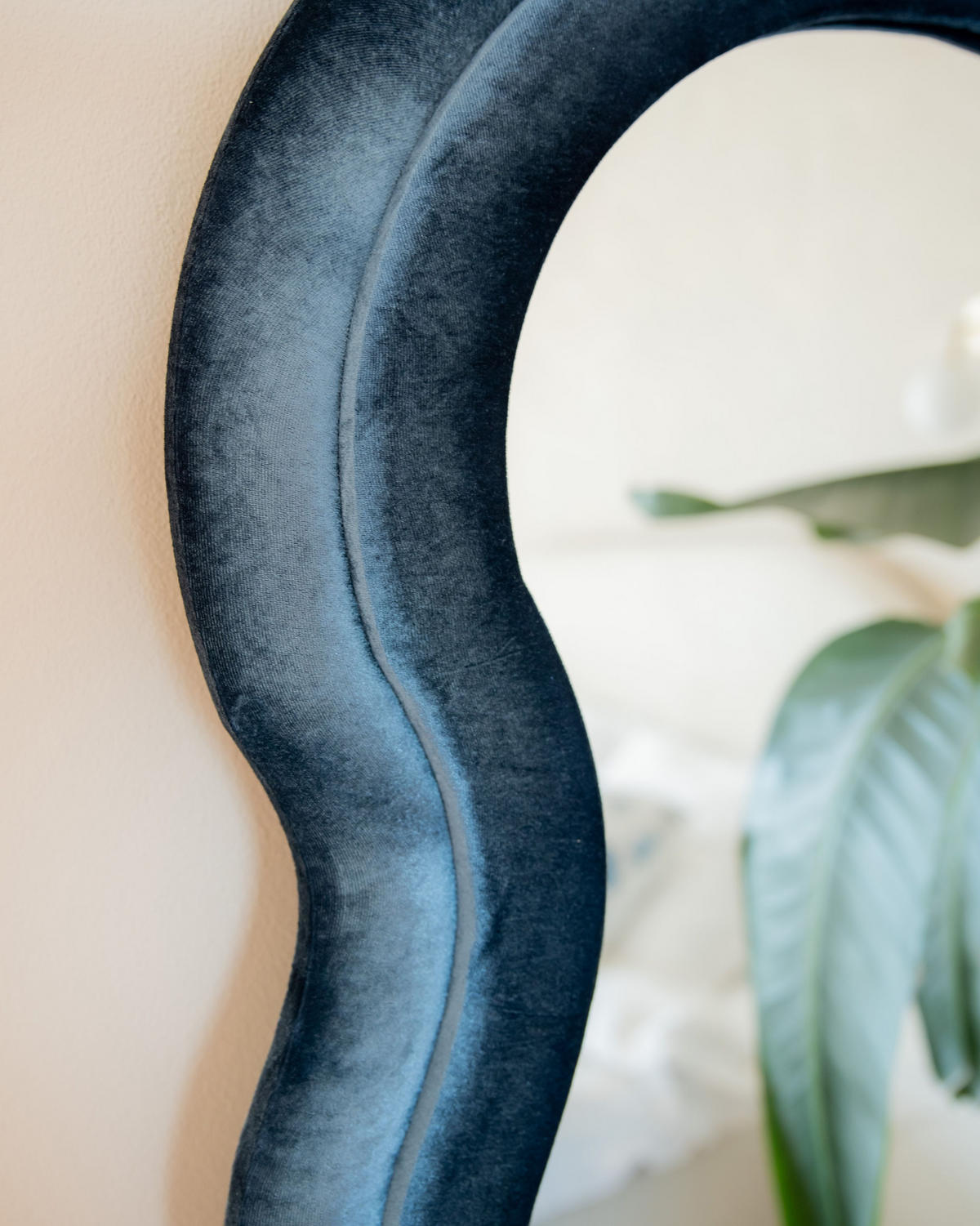 NÁSTĚNNÉ ZRCADLO Sametová látka modré asymetrické 57/160 cm Lacs - modrá, textil (57/160/3cm) - Beliani