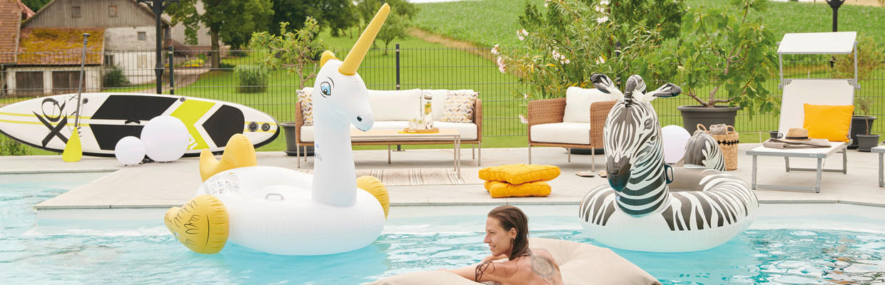 Plask och lek i vattnet och på stranden