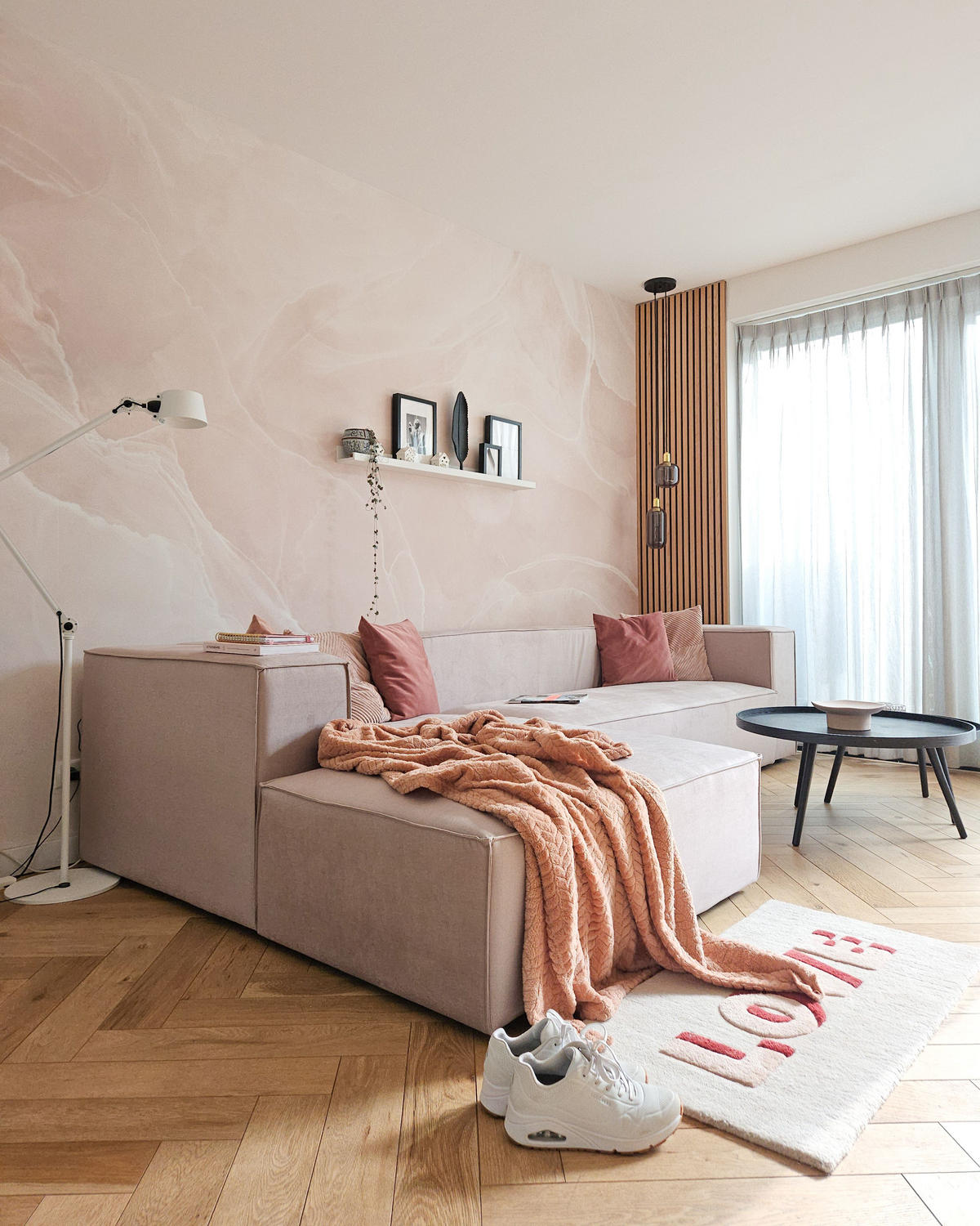 COLȚAR 3 LOCURI catifea taupe pe partea stângă Vernon - taupe, material textil (330/178cm) - Beliani
