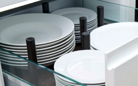 Offene Küchenlade mit Glas, Geschirr System für Lade, Stecksystem für Lade, Dieter Knoll
