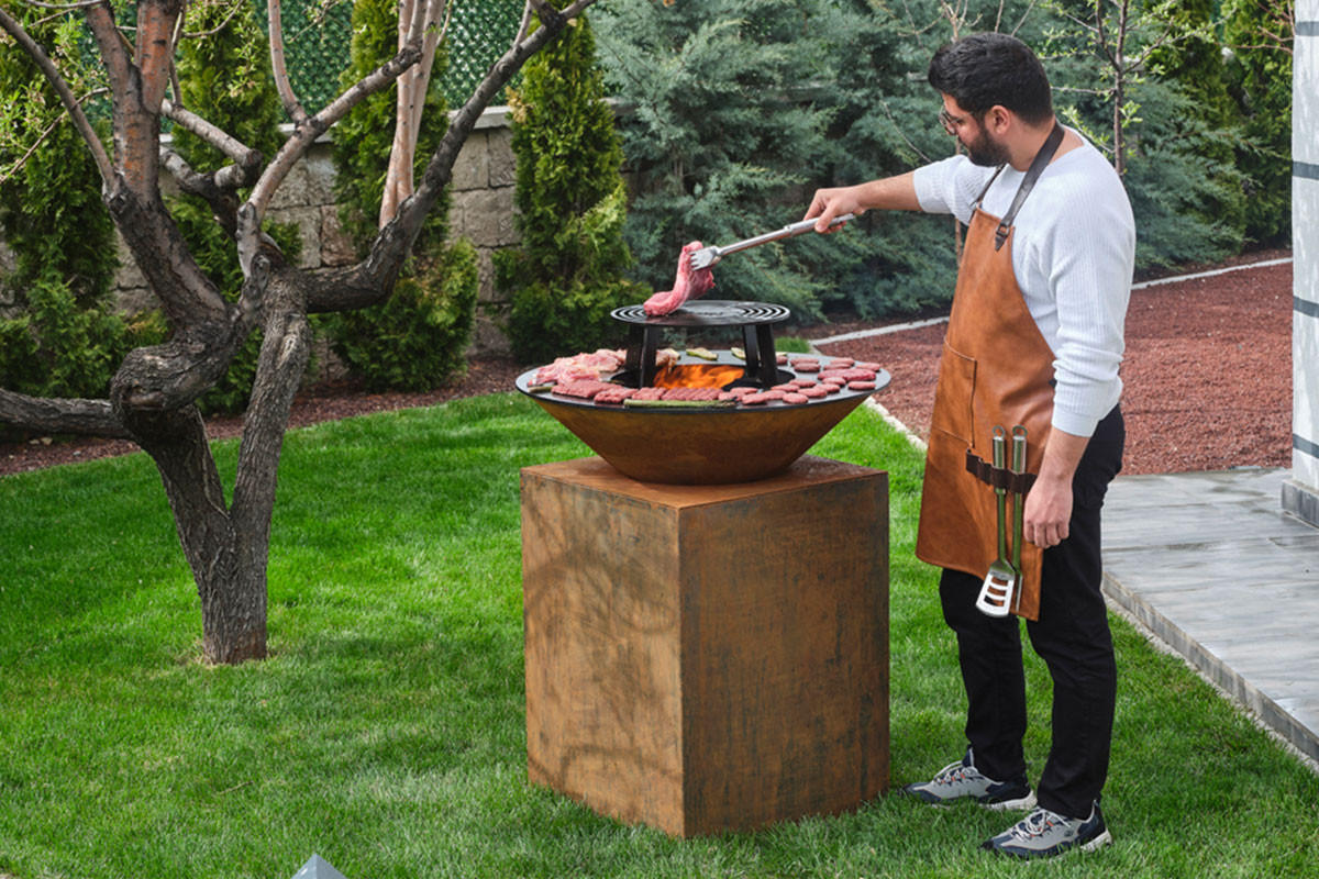 FEUERSCHALE mit Grillring FUEGO Corten Ø 85 cm Grillfläche 105 kg aus Cortenstahl - Kupferfarben, Metall (60/114.5/78.5cm) - The Favilla