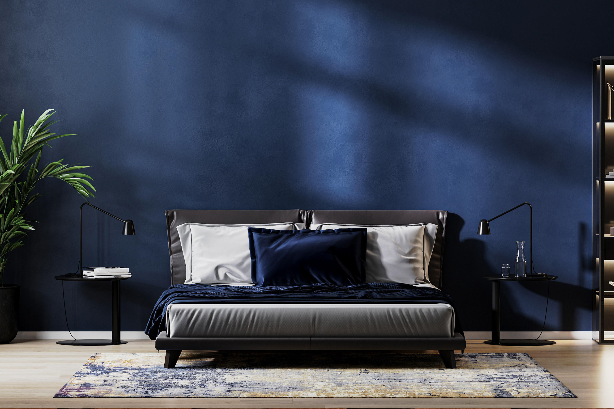 Modernes Schlafzimmer mit dunkelblauer Wand, grauer Bettwäsche, navyblauen Kissen und schwarzen Nachttischen – stilvoll eingerichtet mit Pflanzenakzent und abstraktem Teppich.