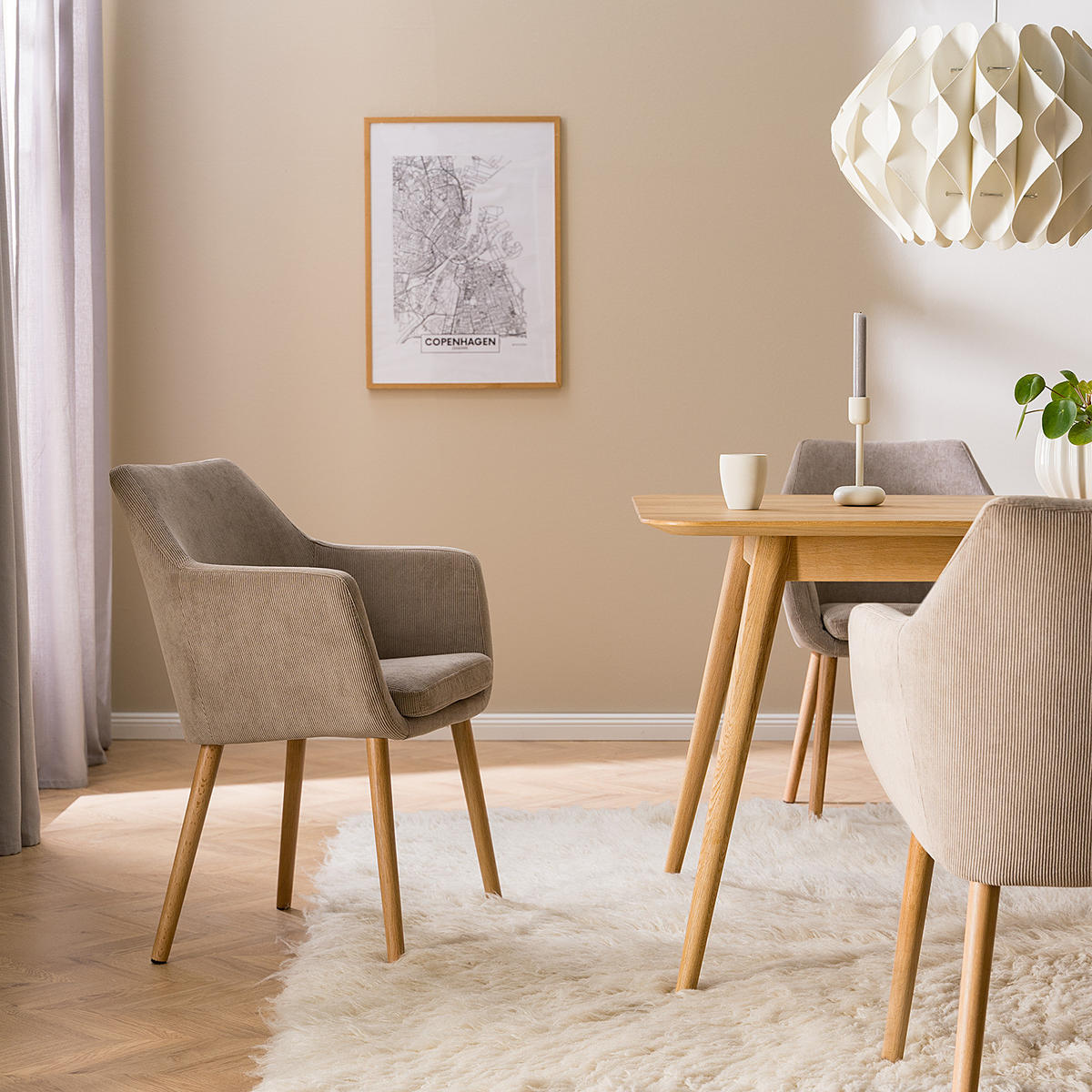 ARMLEHNENSTUHL - Eiche massiv - gepolsterte Sitzschale - abnehmbaren Sitzkizzen - Eichefarben/Beige, Eichenholz/Holz (58/84/58cm) - home24