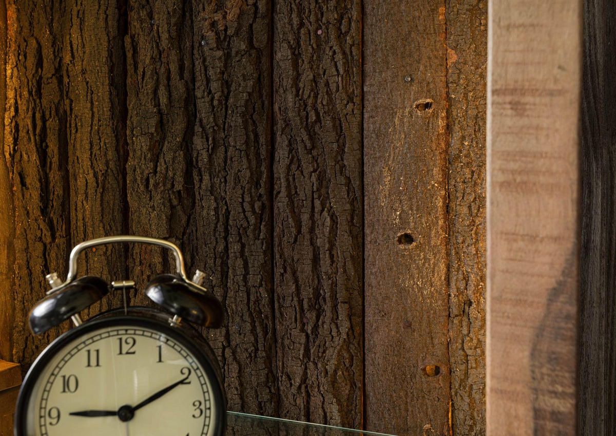 HÄNGEVITRINE Akazie 45x30x145 natur lackiert BARK #104 - Naturfarben, Holz (45/145/30cm) - Massivmoebel24