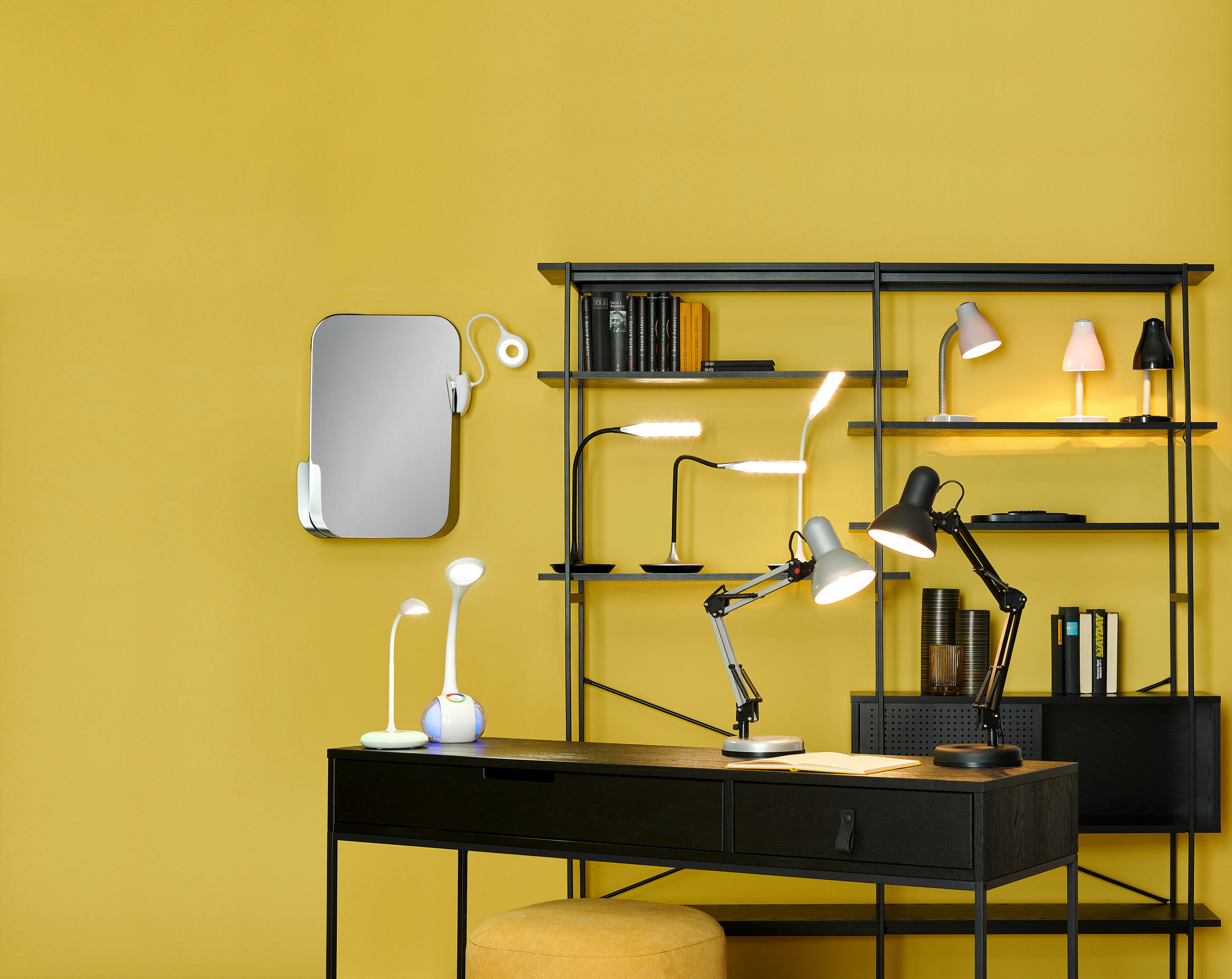 verschiedene Tischleuchten auf schwarzem Tisch