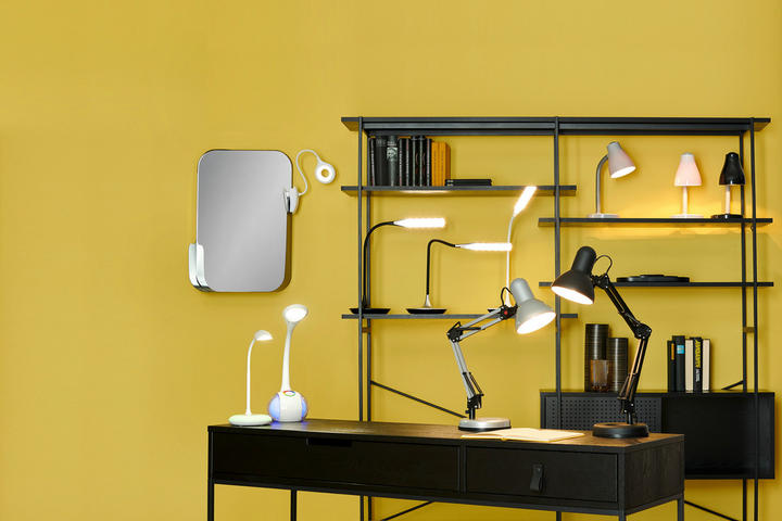 verschiedene Tischleuchten auf schwarzem Tisch