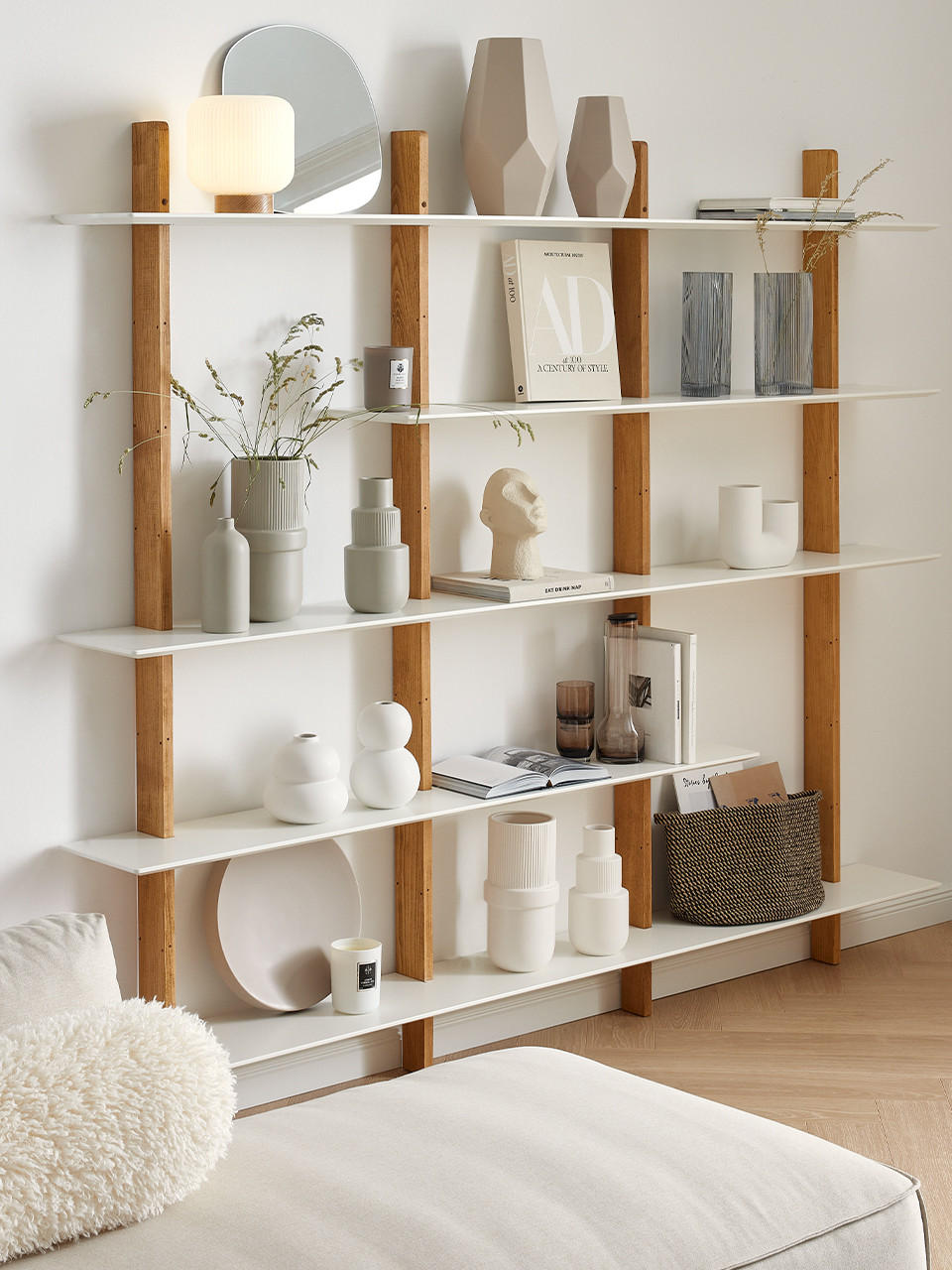 skandinavisches Regal in weiß und Holz