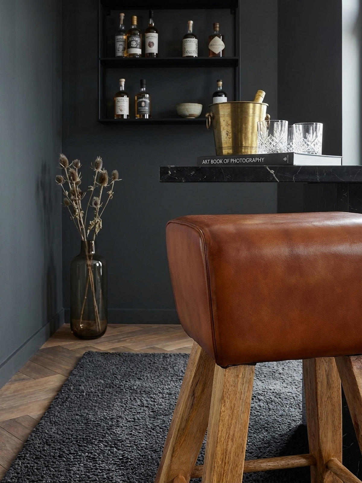 BARHOCKER – Ziegenleder und Mango Massivholz, Turnbock-Design, 43x75x43 cm, Dunkelbraun - Braun, Mangoholz/Leder (43/75/43cm) - KADIMA DESIGN