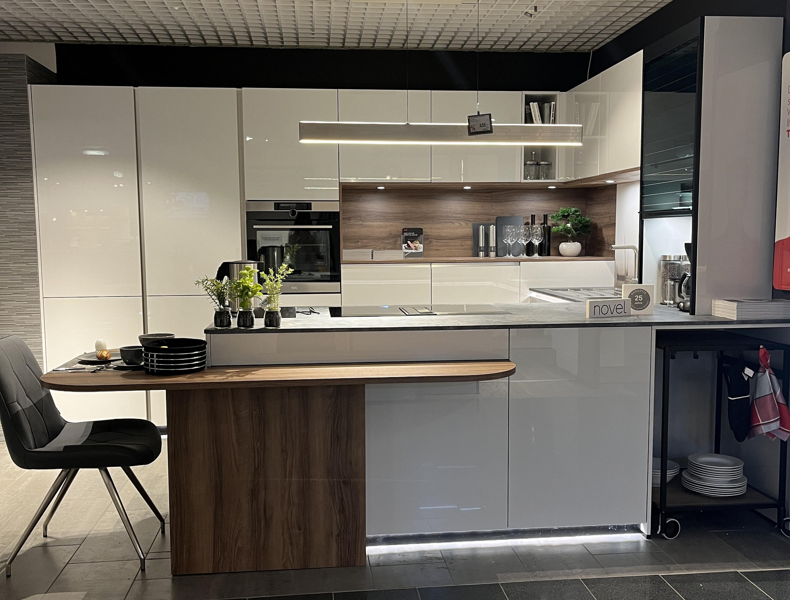 AUSSTELLUNGSKÜCHE Novel Kristallgrau Hochglanz - Novel