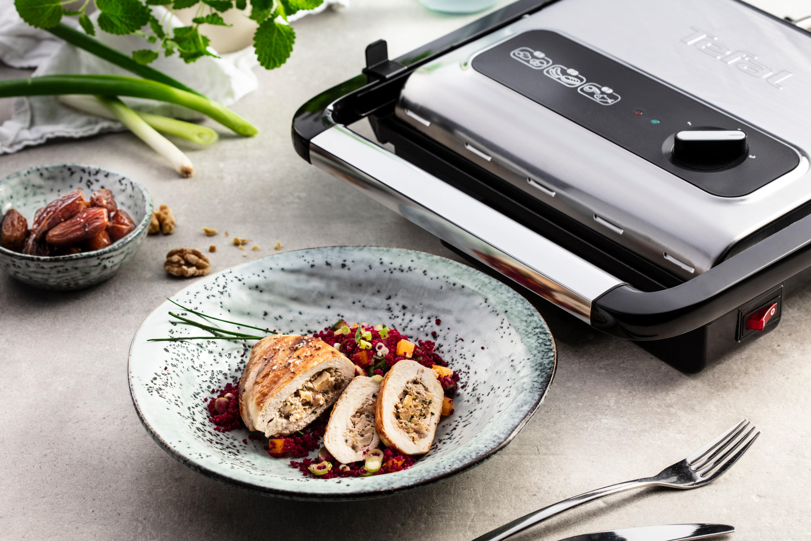 Frisch angerichteter Teller mit Kontaktgrill von TEFAL im Hintergrund.