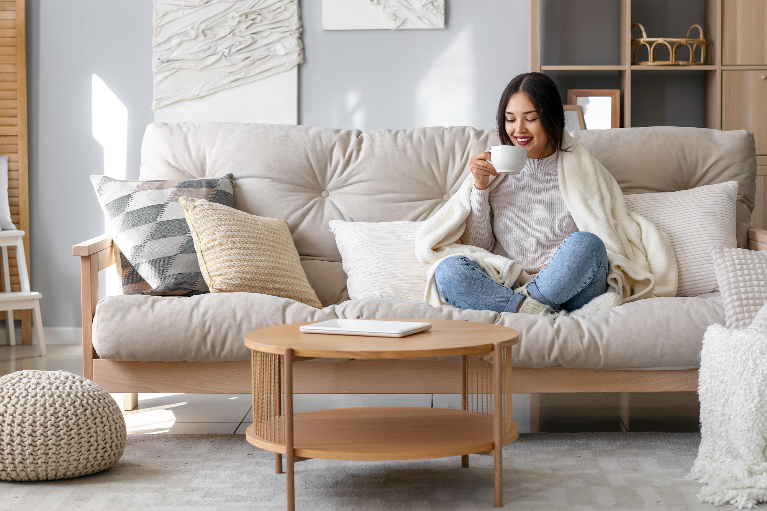 Frau trink Kaffee auf Sofa