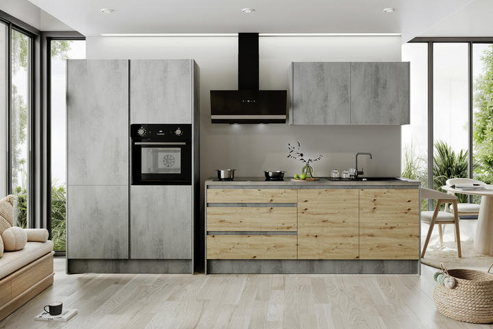 Moderne Küchenzeile in grauer Steinoptik, kombiniert mit Holzfronten und modernen Küchengeräten in schwarz.