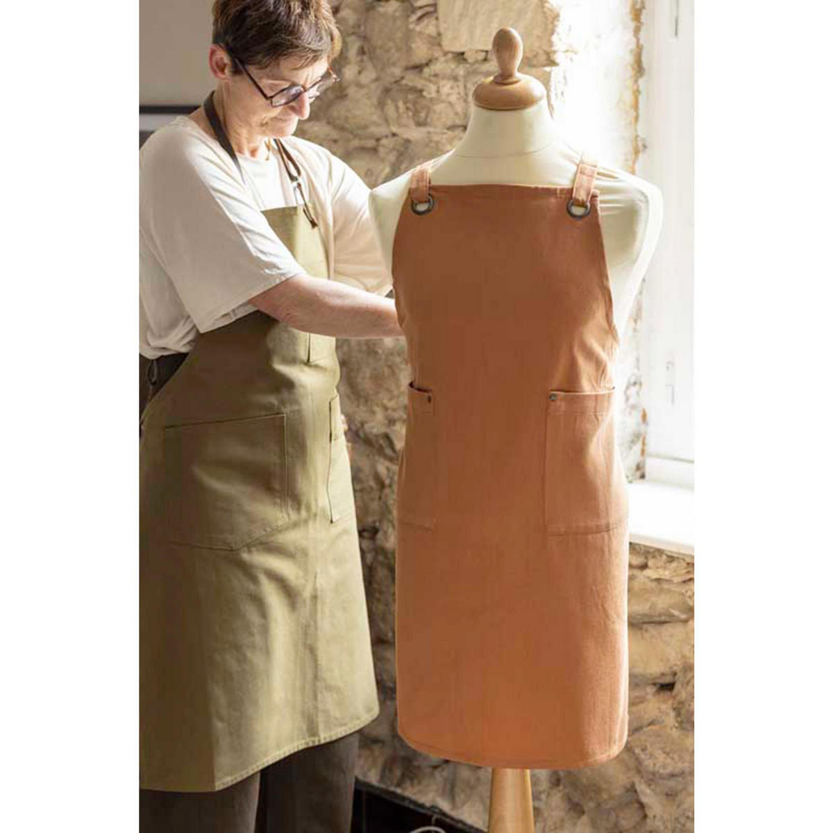 KÜCHENSCHÜRZE MIT TASCHEN Artisan zimt 72 x 85 cm - Braun, Textil (72/85cm) - Winkler