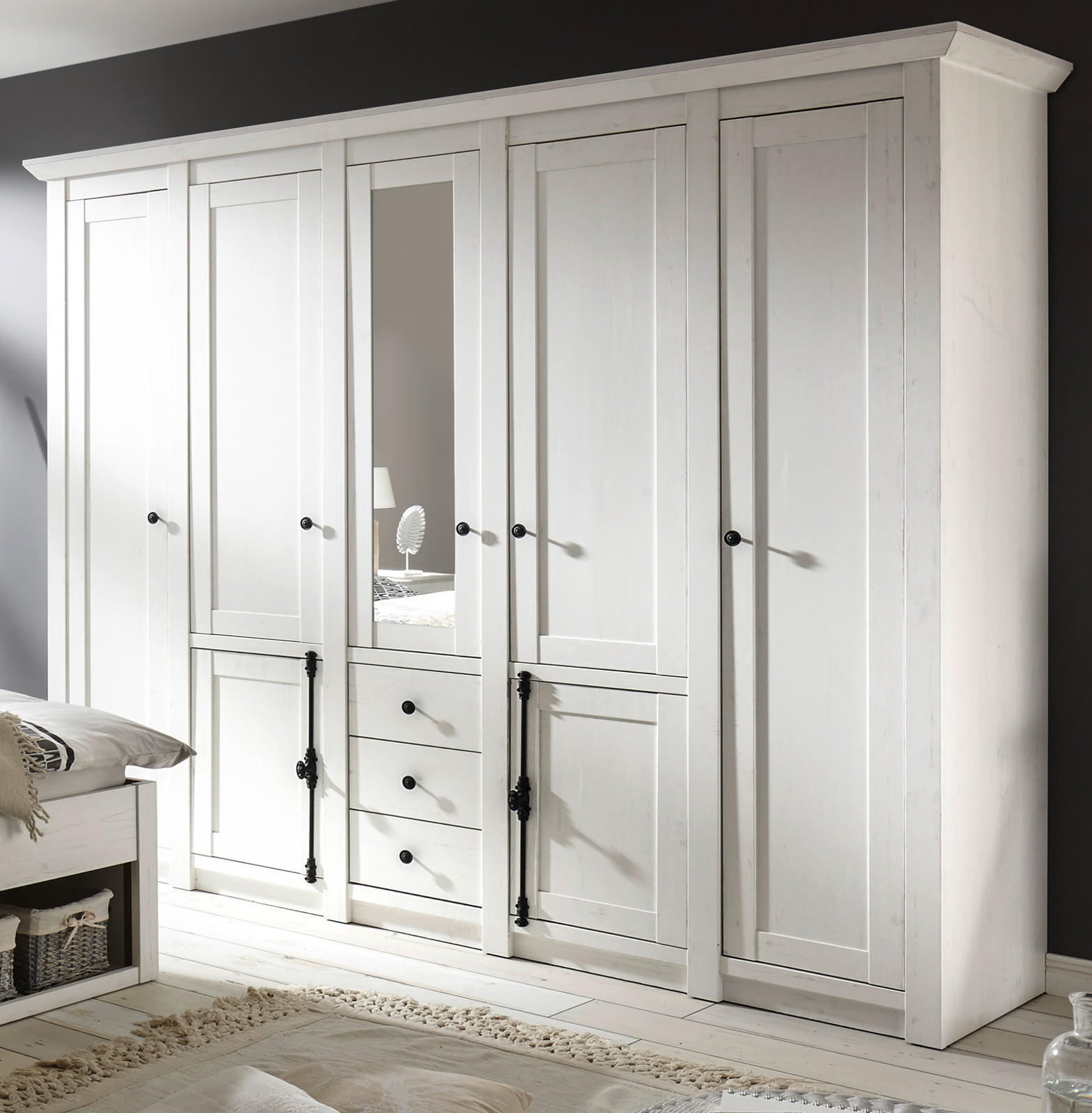 KLEIDERSCHRANK Pinie weiß 236 x 206 cm, Drehtürenkleiderschrank 7-türig - Schwarz/Weiß, Holzwerkstoff/Metall (236/206/64cm) - Furn.Design