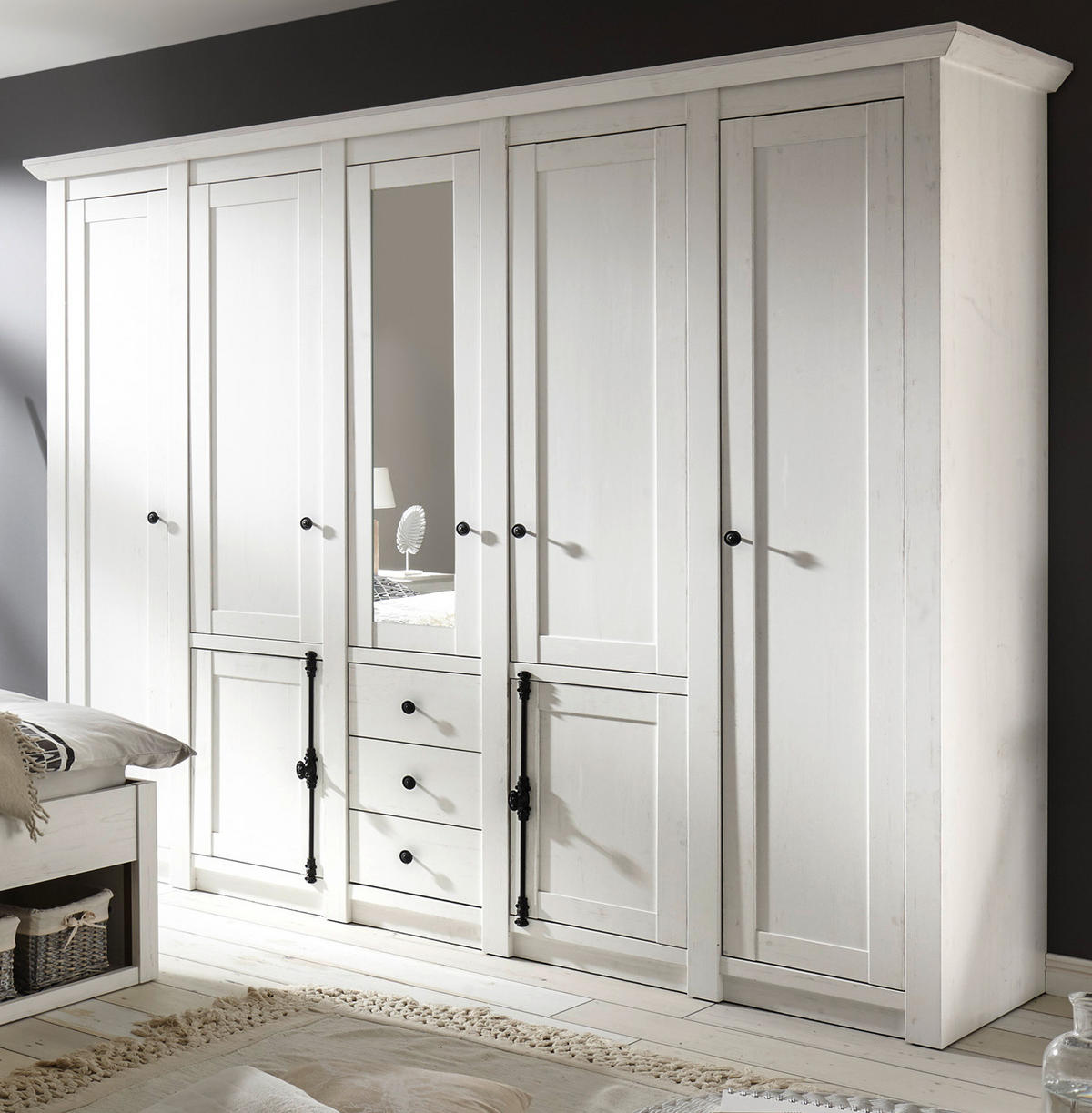 KLEIDERSCHRANK Pinie weiß 236 x 206 cm, Drehtürenkleiderschrank 7-türig - Schwarz/Weiß, Holzwerkstoff/Metall (236/206/64cm) - Furn.Design