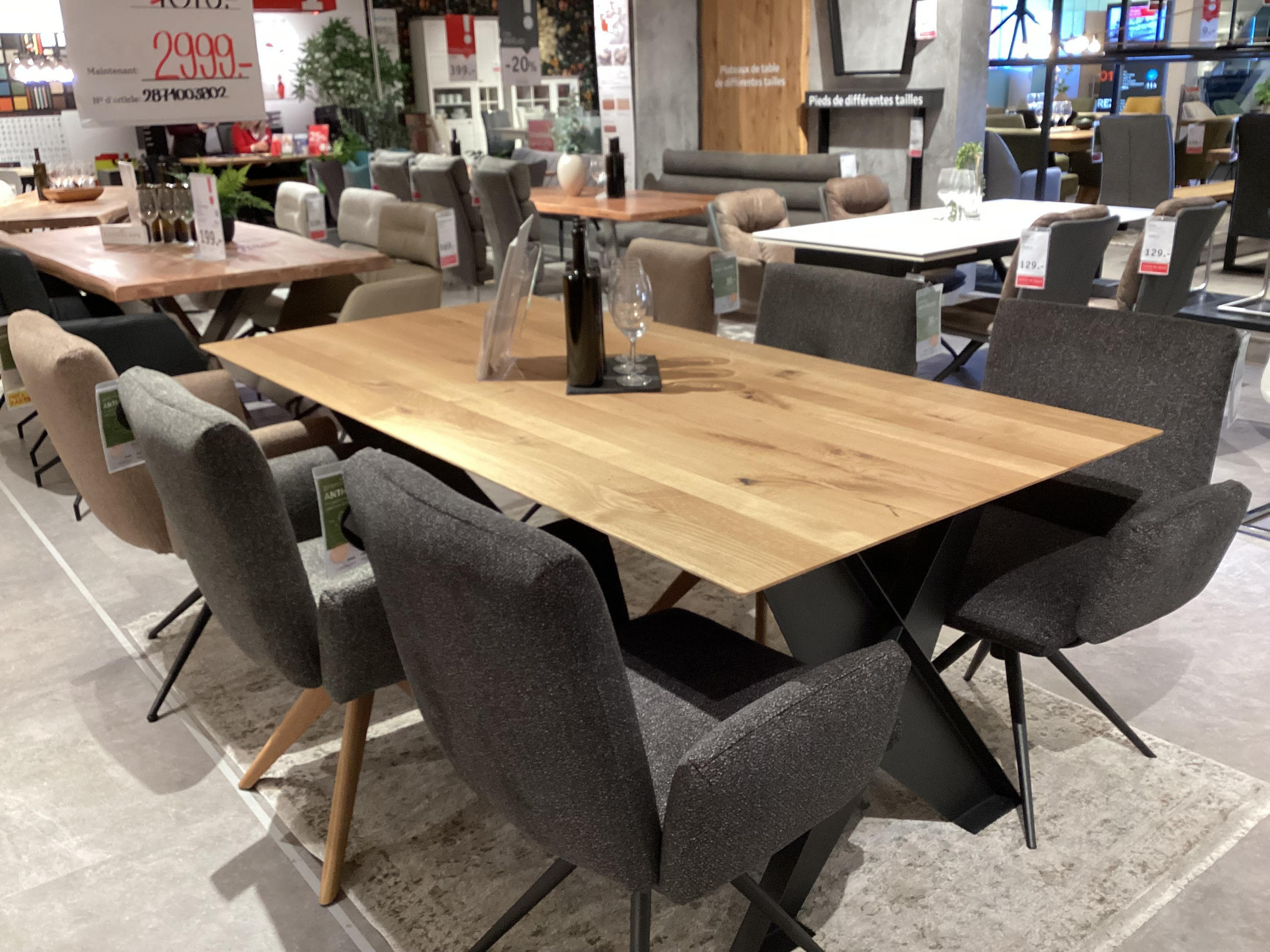 Ensemble table et 6 chaises en tissu