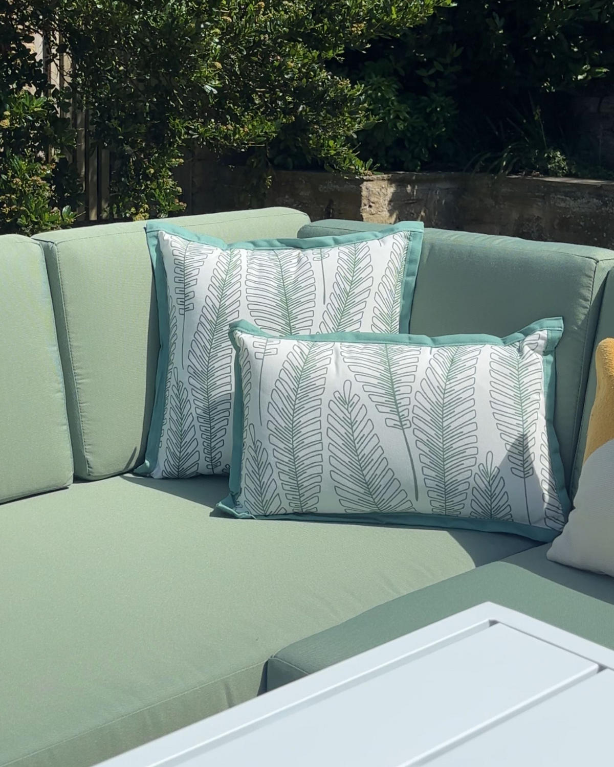 PERNĂ de grădină set de 2 verde 30/50 cm Meadow - alb/verde, material textil (50/12/30cm) - Beliani