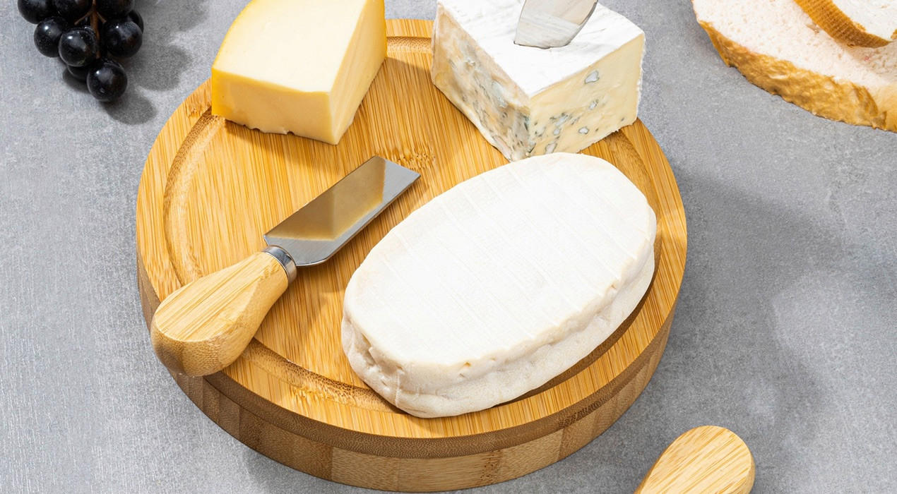 käse auf einem Brett mit Käsemesser