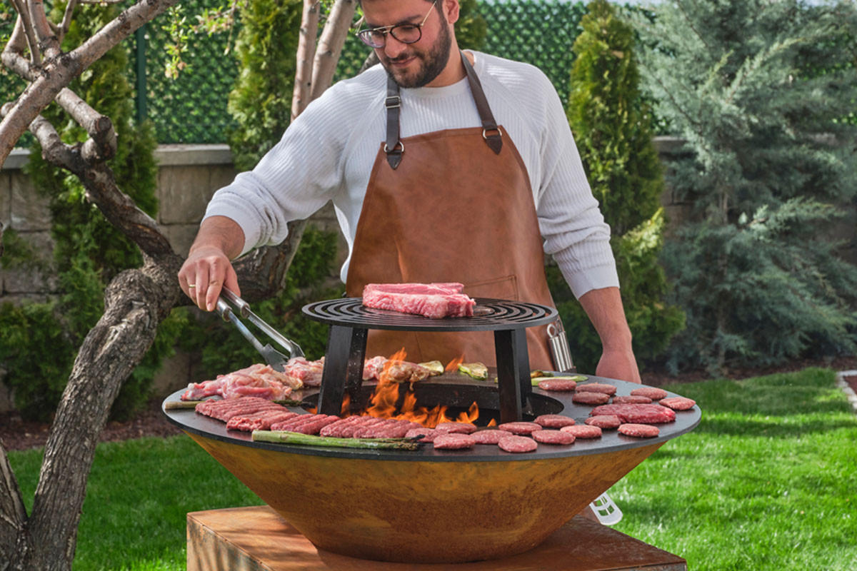 FEUERSCHALE mit Grillring FUEGO Corten Ø 85 cm Grillfläche 105 kg aus Cortenstahl - Kupferfarben, Metall (60/114.5/78.5cm) - The Favilla