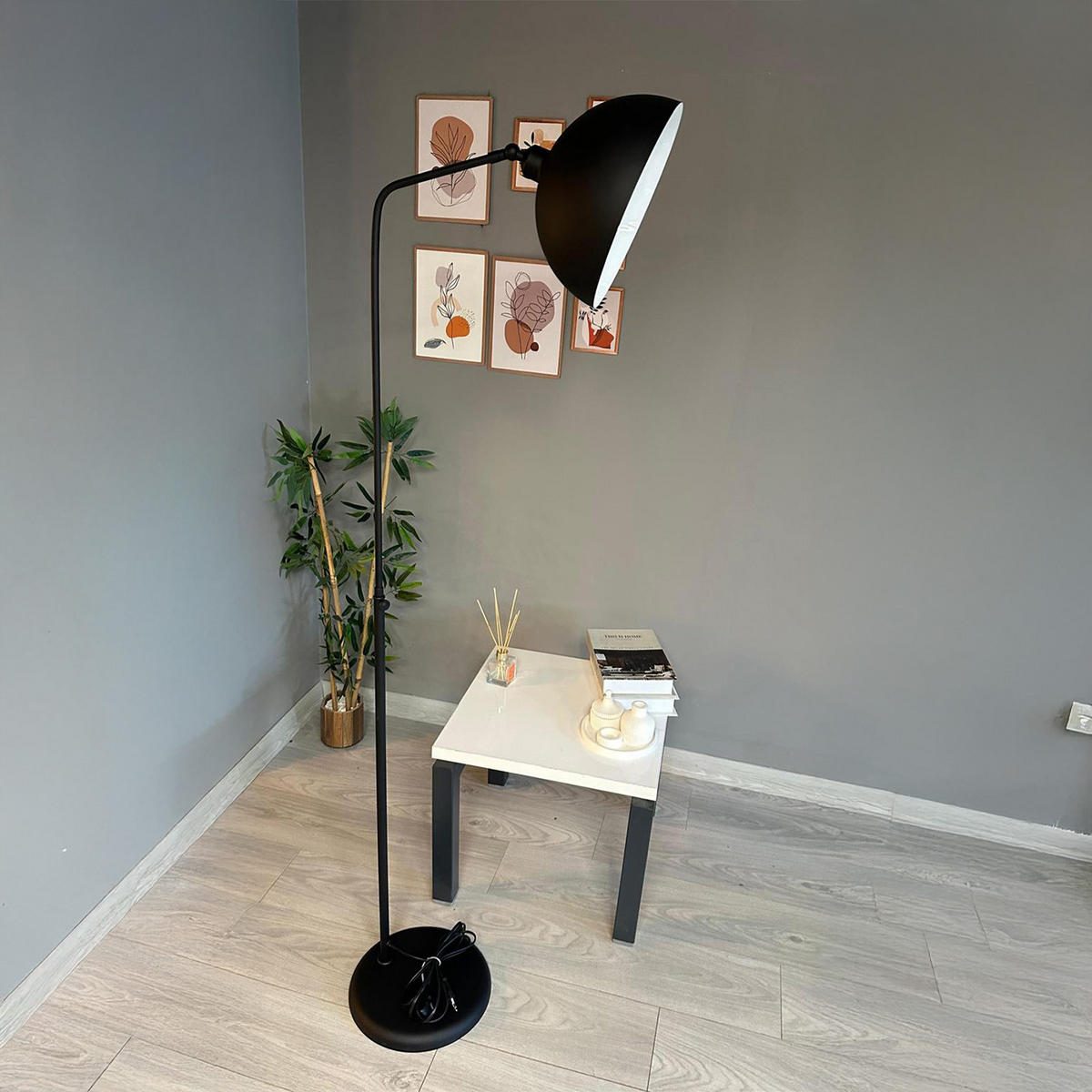 STEHLAMPE Norek aus Metall mit E27, verstellbarer Lampenschirm - Schwarz, Metall (37/37/169cm) - Bamyum
