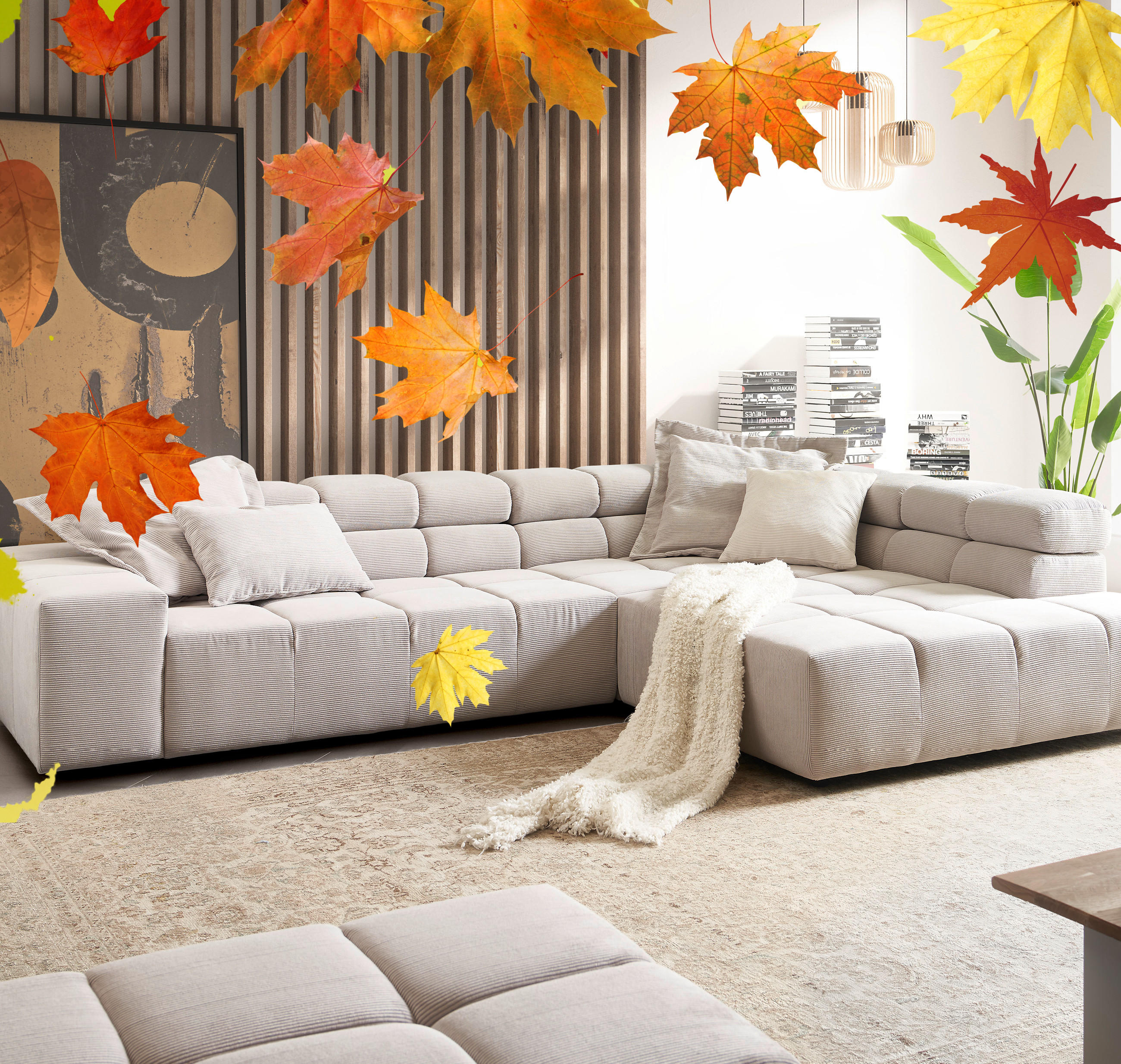 Gemütliches helles Sofa mit herbstlichem Touch