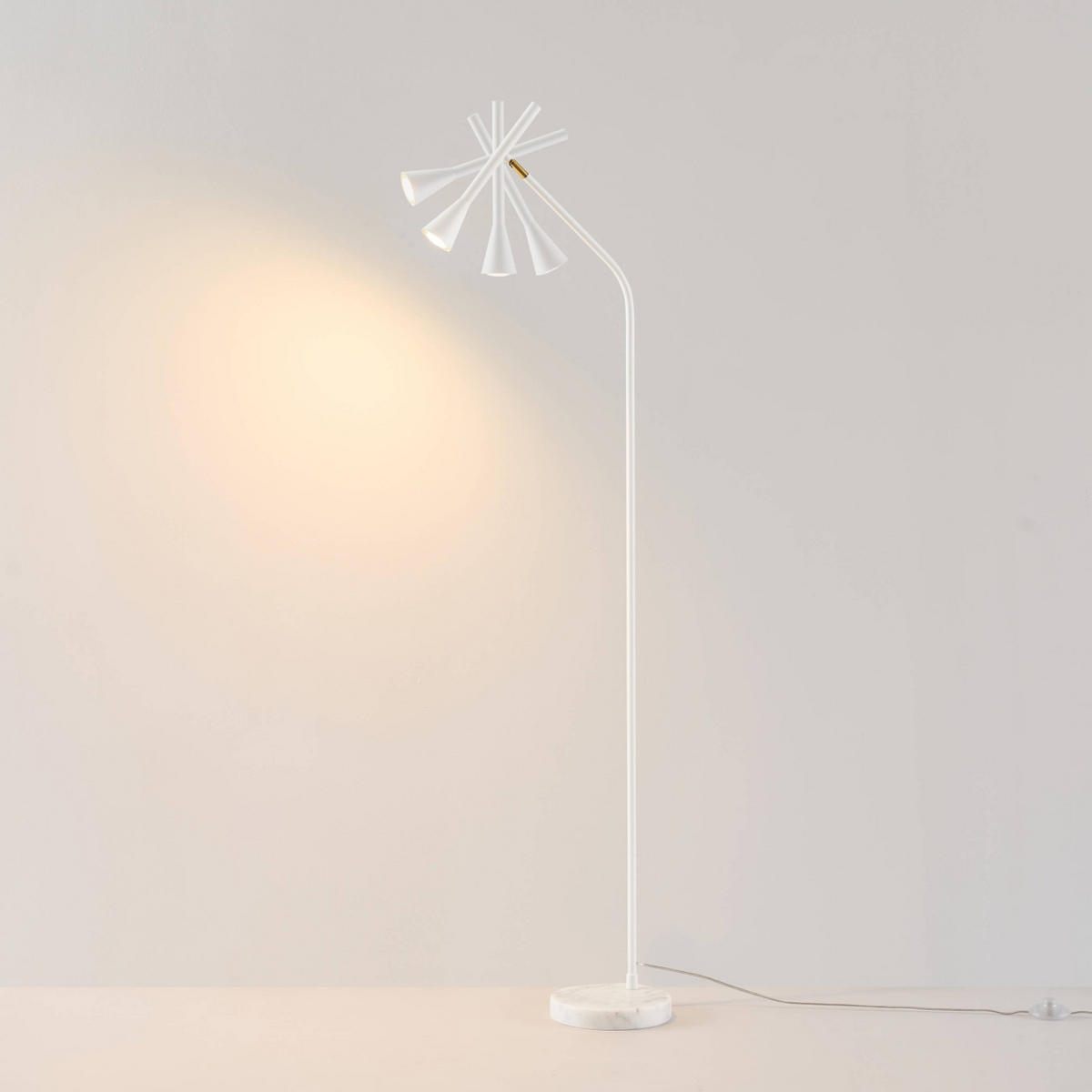 STEHLEUCHTE Holen, Weiß und Gold, 150cm - Goldfarben, Metall (41/20/150cm) - KOSILUM