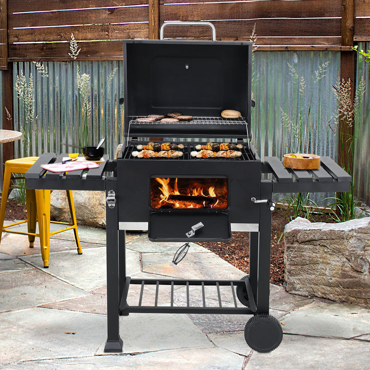 HOLZKOHLEGRILL aus Karbonstahl in Schwarz Tragbarer Outdoor BBQ 2 Seitentischen Temperaturbereich: 100-800°F 138cm B x 48.5cm T x 108cm H - Schwarz, Metall (138/108/48.5cm) - Livingandhome