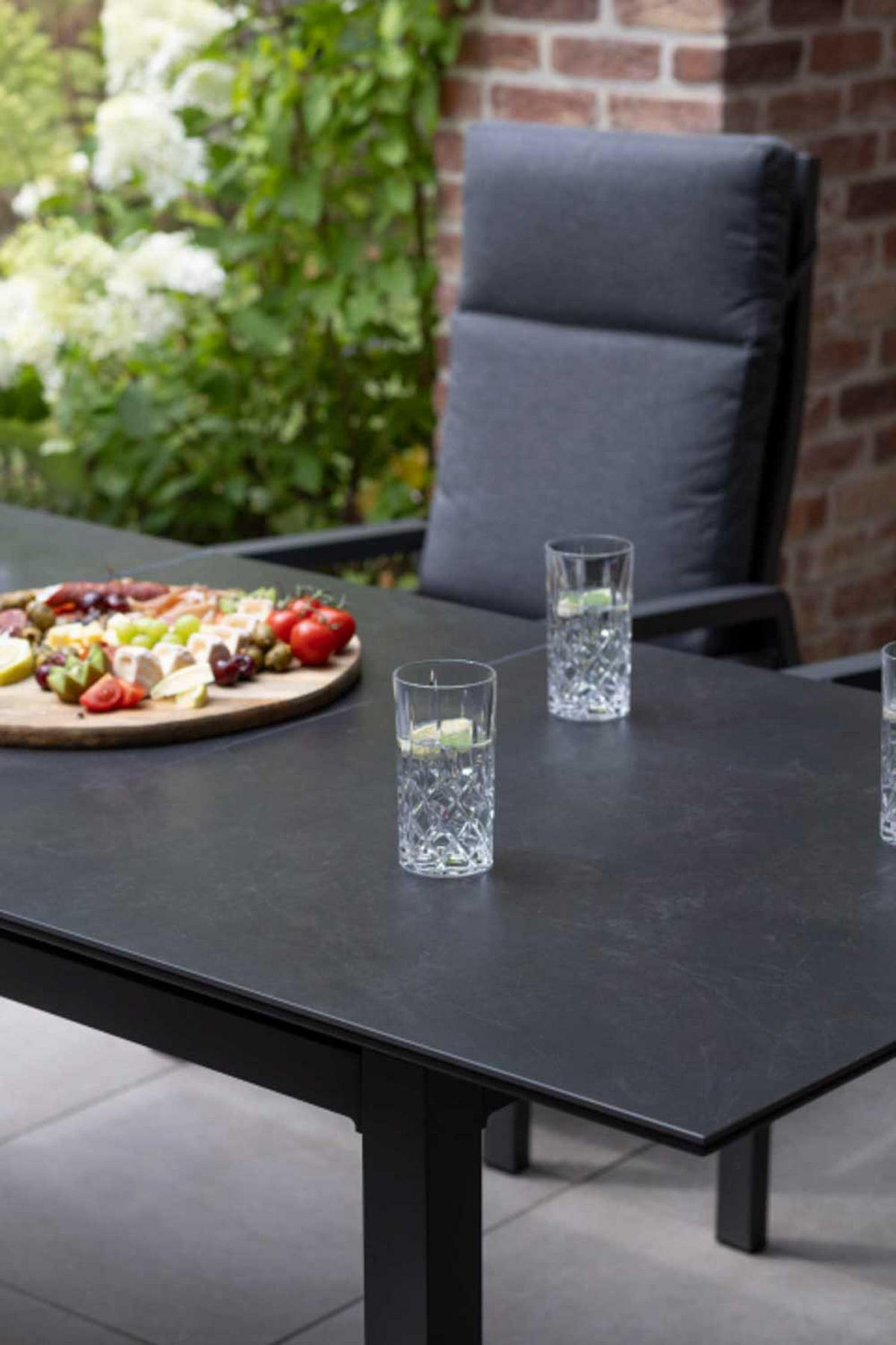 GARTENMÖBELSET Relaxsessel Merida + Hocker mit Tisch Tarifa 160/210 x 90 cm - Grau, Metall - Mr. Deko