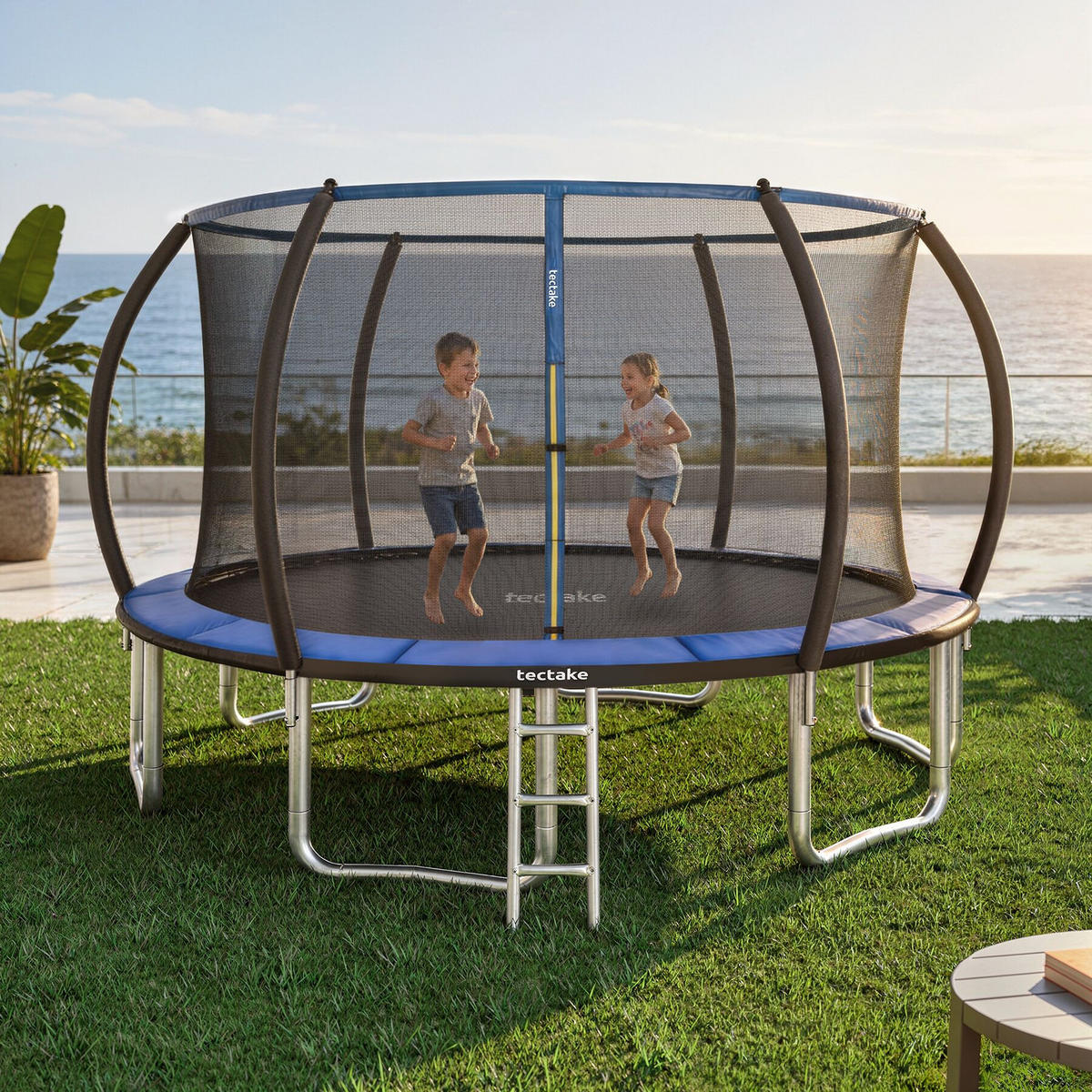 TRAMPOLIN Jumpy, inklusive Einstiegsleiter, schwarz/blau - Blau/Schwarz, Metall (394/275/394cm) - tectake