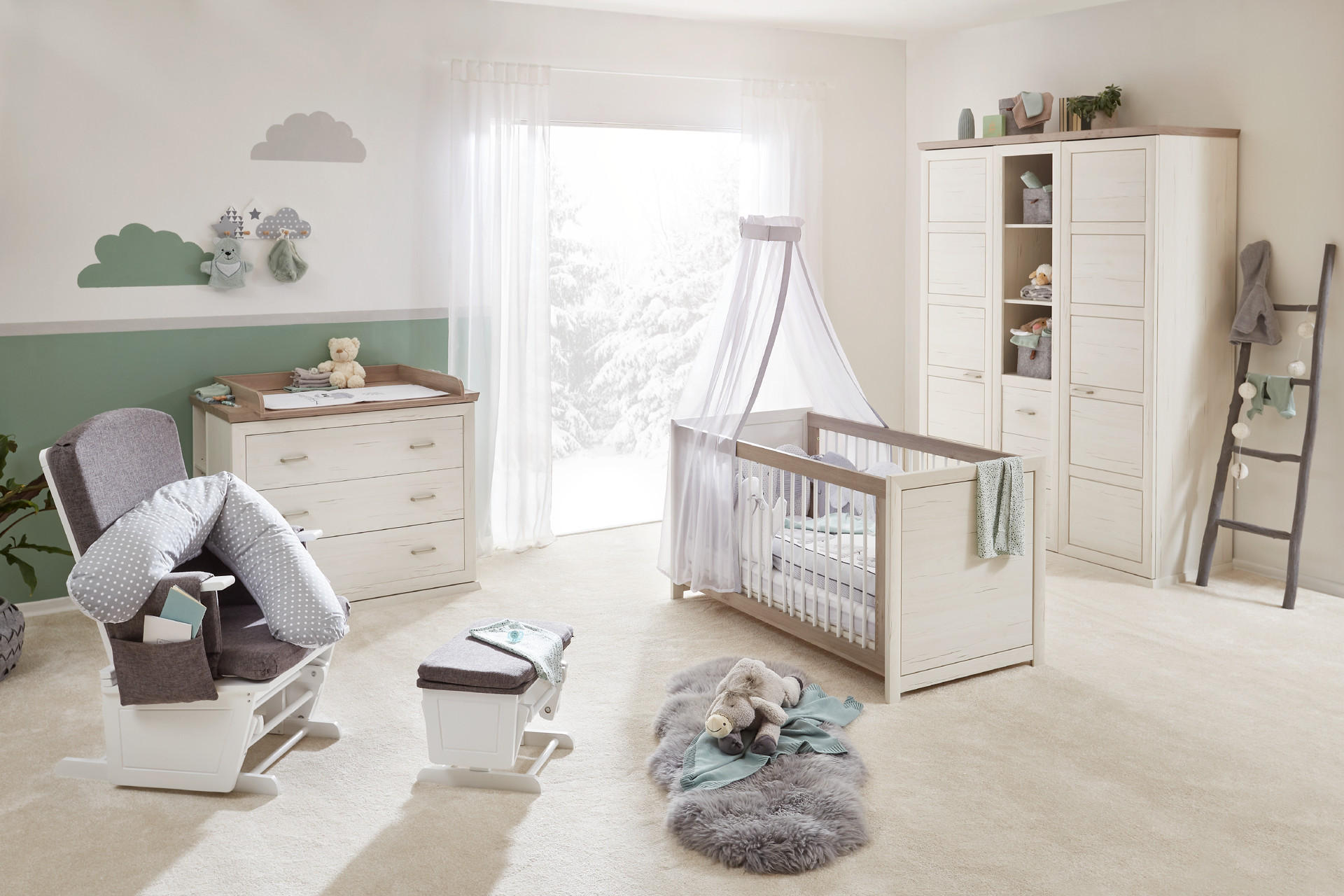 Babyzimmer im Landhausstil mit Gitterbett, Wickeltisch, Kasten und Stillsessel mit Fußteil in hellgrau/beige