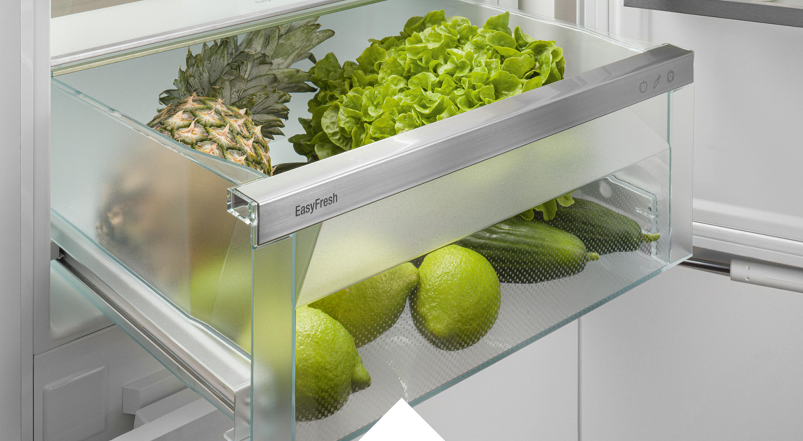 Moderner LIEBHERR Kühlschrank mit EasyFresh-Technologie zeigt Detailaufnahme von transparentem Fach, welches den Inhalt ansprechend präsentiert.