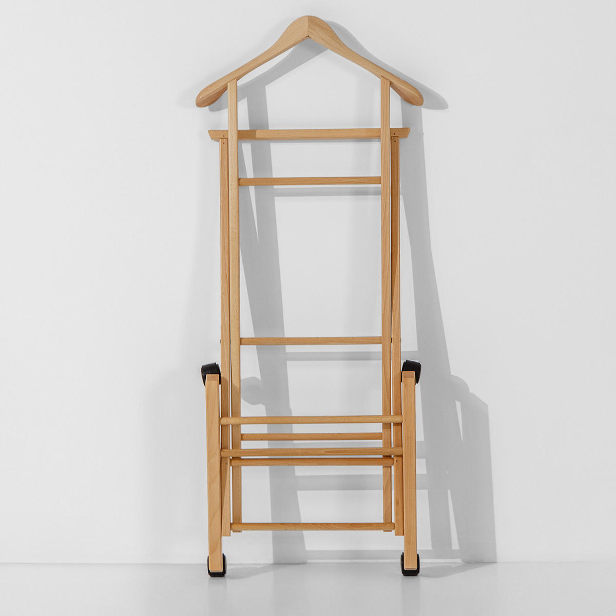 KLEIDERBUTLER AGLAS Herrendiener, auf Drehrollen, natürliches Buchenholz - Naturfarben, Holz (43/105/32cm) - KONSIMO®