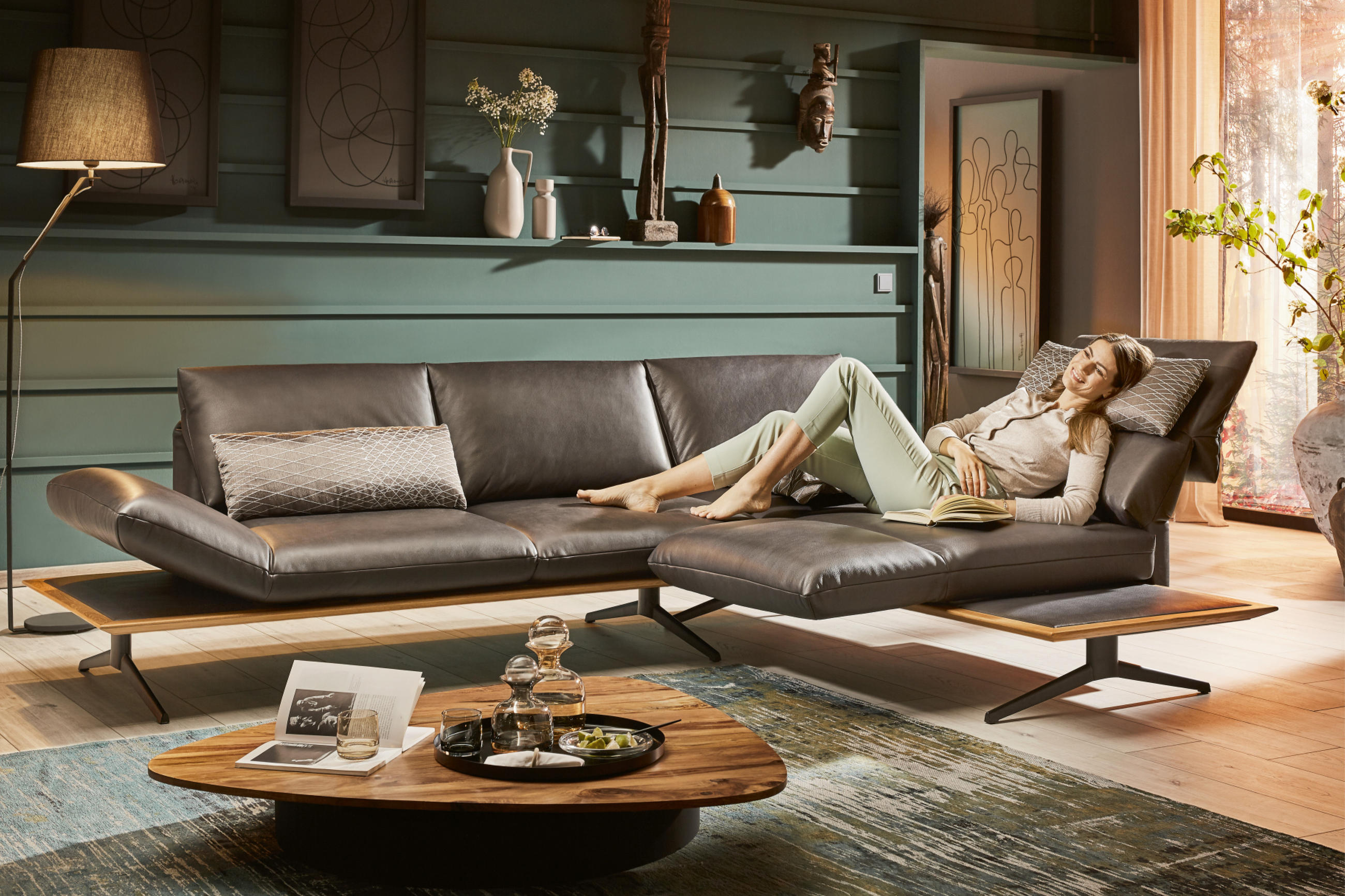 Graues Relaxsofa mit verstellbarer Rückenlehne 