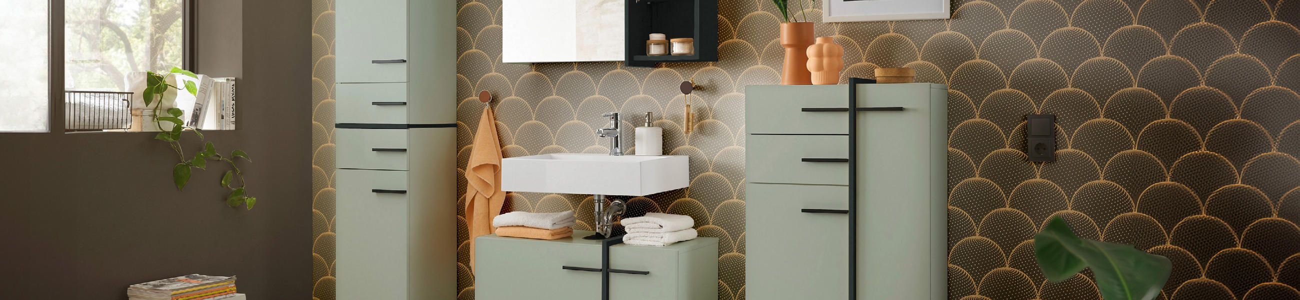 Badezimmeransicht mit Waschbecken, Toilette und einem stilvollen Schrank für zusätzlichen Stauraum