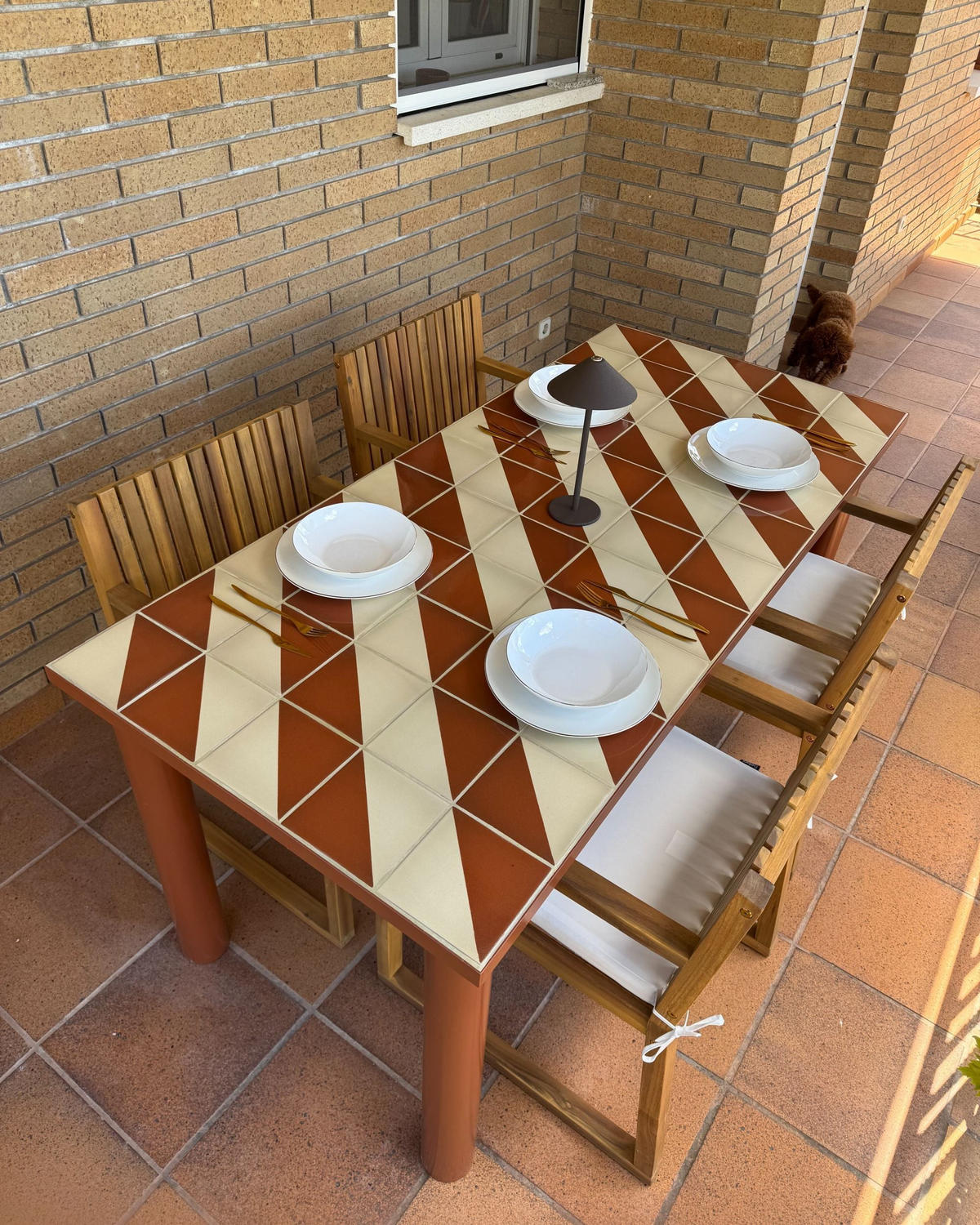 GARTENSTUHL 2er-Set und Sitzkissen zertifiziertes Akazienholz Cremeweiß Sassari II Premium - Hellbraun, Holz (54/80/59cm) - Beliani