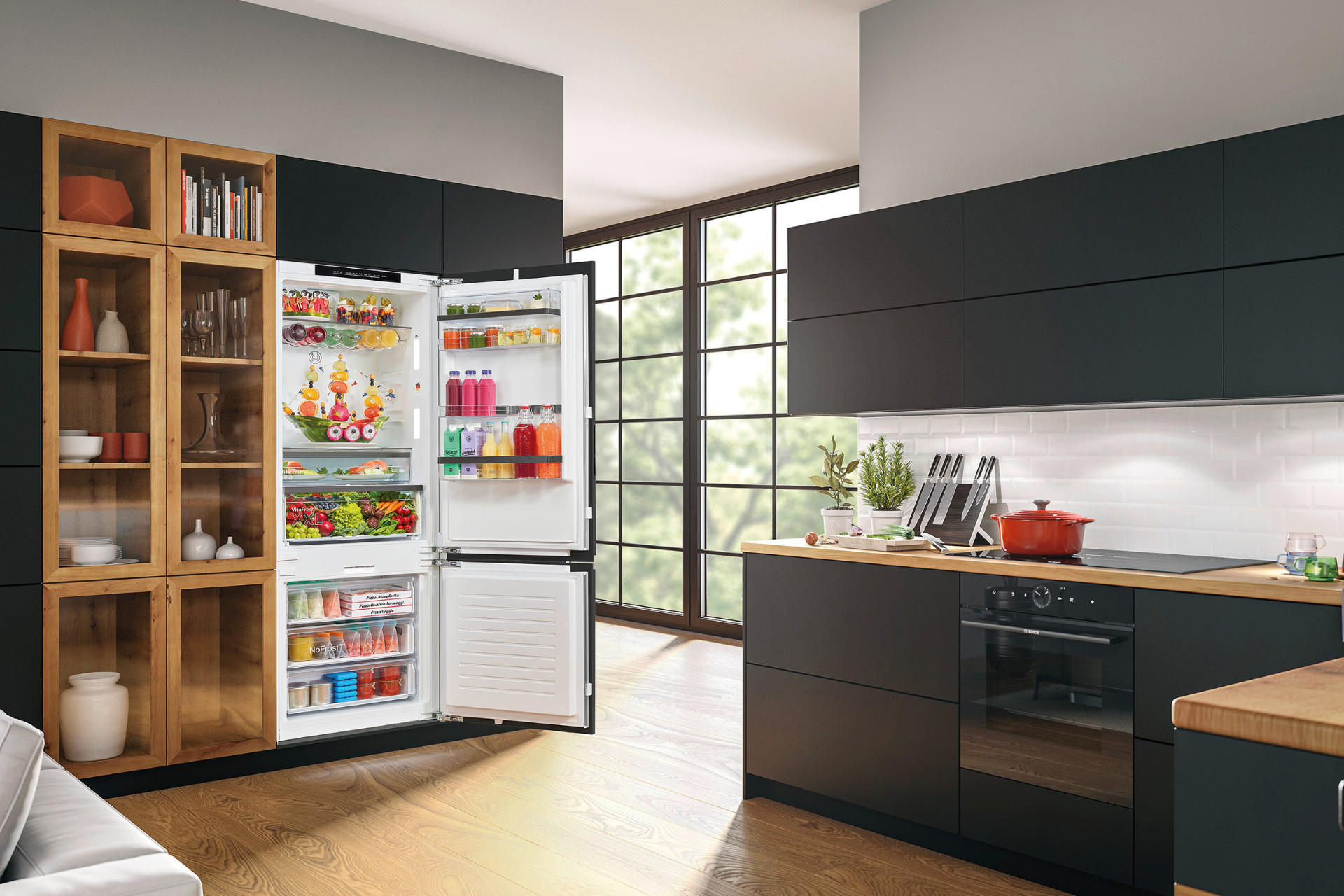 Eine Küche mit einem offenen Kühlschrank