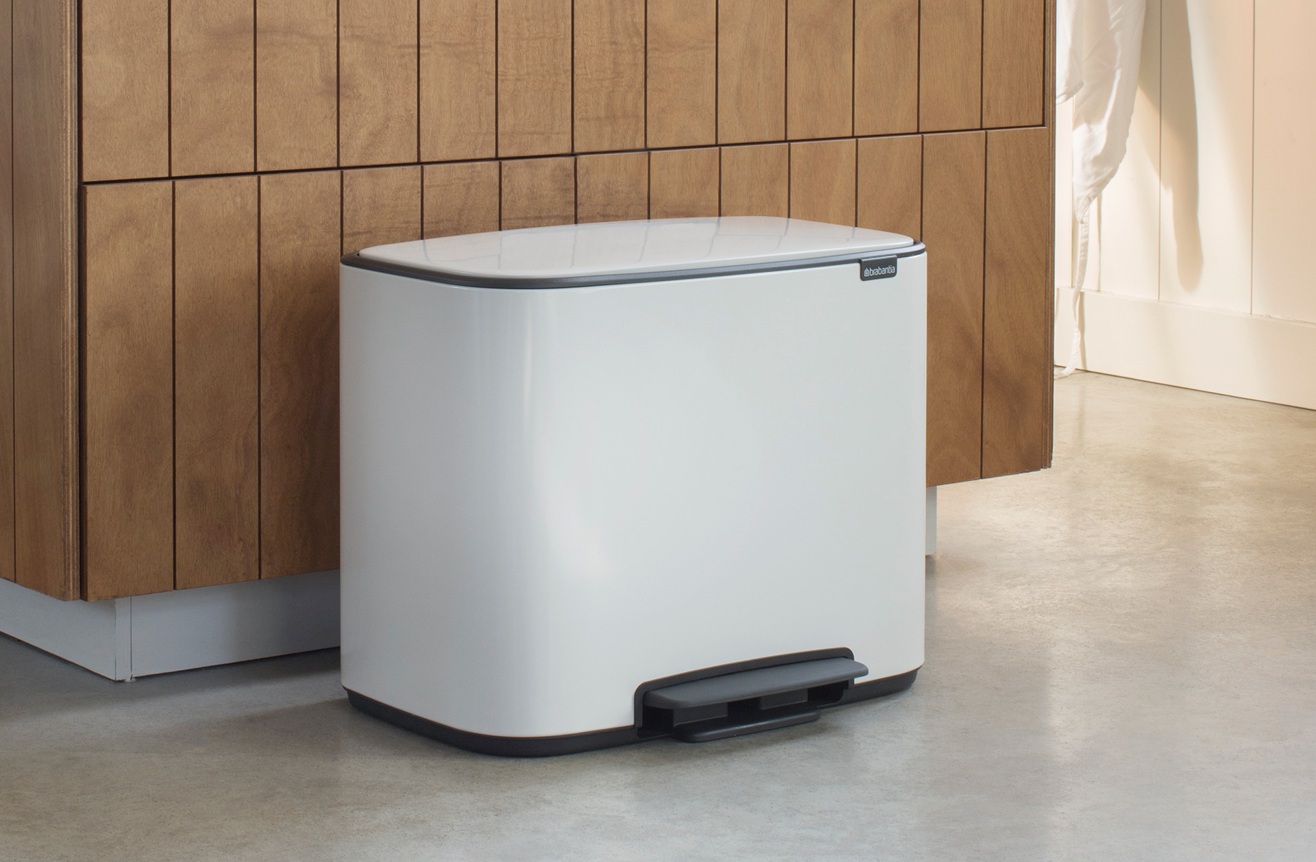 upratovanie: biely odpadkový kôš